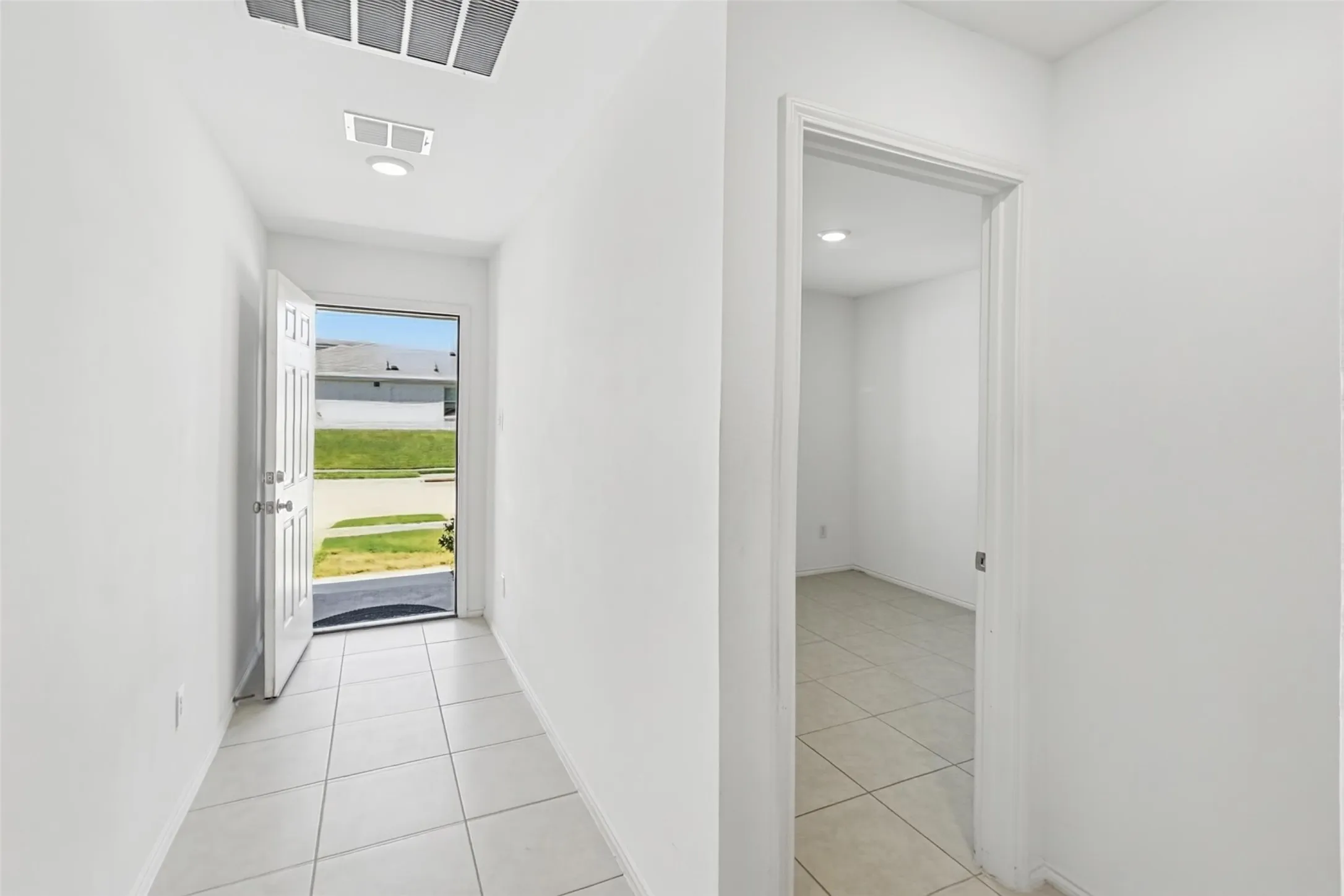 Single Family Residence For Rent in Tarrant County , 1380 Beach Drive, Pelican Bay, Texas 76020, 3 Bedroom, 2 Bathroom, 2 Garage spaces, 1,305 Sqft, built in 2022, mls#21407114, Real Estate Agent in Pelican Bay, Homes For Rent in Tarrant county, Homes For Rent in Pelican Bay, Realtor in Pelican Bay Texas, Real Estate Brokerage Independent Realty Texas, Luminita Cordes Realtor