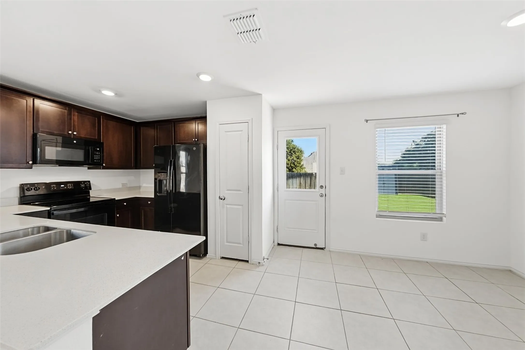 Single Family Residence For Rent in Tarrant County , 1380 Beach Drive, Pelican Bay, Texas 76020, 3 Bedroom, 2 Bathroom, 2 Garage spaces, 1,305 Sqft, built in 2022, mls#21407114, Real Estate Agent in Pelican Bay, Homes For Rent in Tarrant county, Homes For Rent in Pelican Bay, Realtor in Pelican Bay Texas, Real Estate Brokerage Independent Realty Texas, Luminita Cordes Realtor