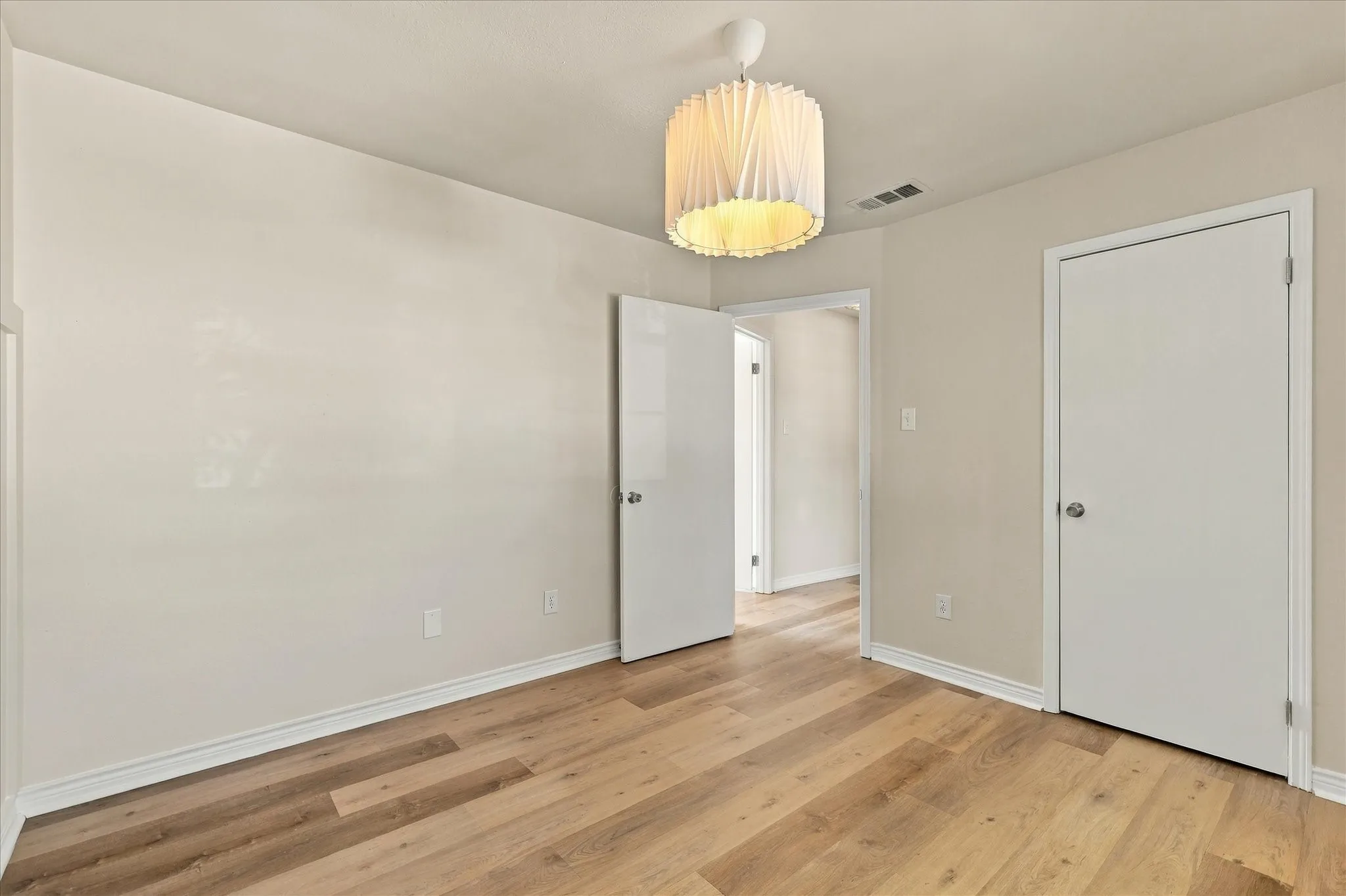 Single Family Residence For Sale in Denton County , 322 Ashley Oak Lane, Lake Dallas, Texas 75065, 4 Bedroom, 3 Bathroom, 2 Garage spaces, 2,214 Sqft, built in 1995, mls#21404610, Real Estate Agent in Lake Dallas, Homes For Sale in Denton county, Homes For Sale in Lake Dallas, Realtor in Lake Dallas Texas, Real Estate Brokerage Independent Realty Texas, Luminita Cordes Realtor