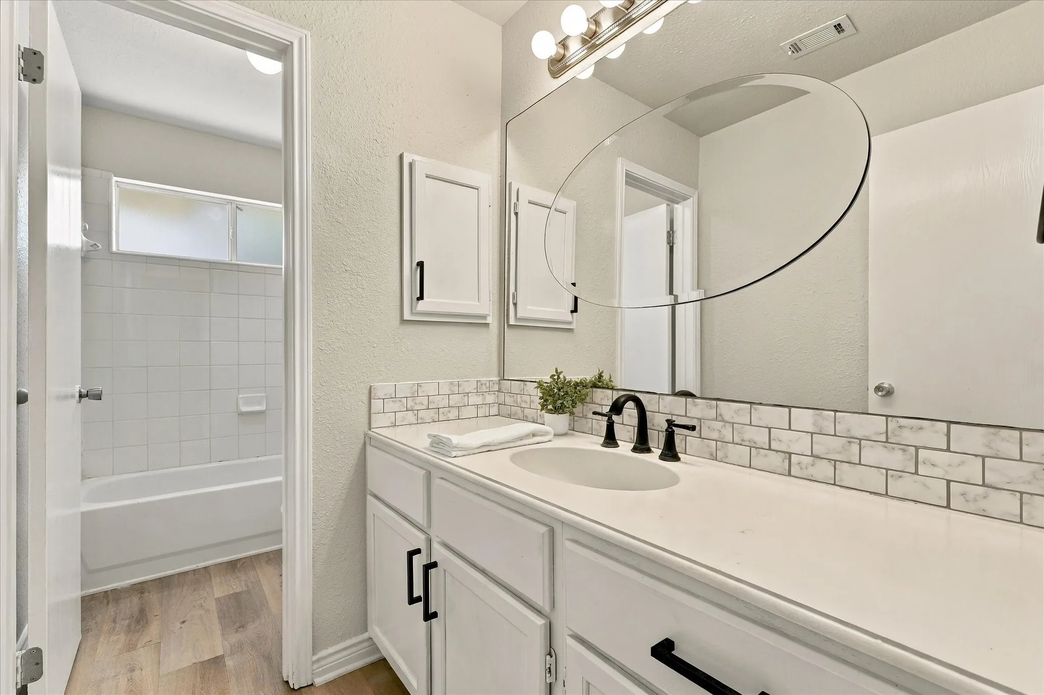 Single Family Residence For Sale in Denton County , 322 Ashley Oak Lane, Lake Dallas, Texas 75065, 4 Bedroom, 3 Bathroom, 2 Garage spaces, 2,214 Sqft, built in 1995, mls#21404610, Real Estate Agent in Lake Dallas, Homes For Sale in Denton county, Homes For Sale in Lake Dallas, Realtor in Lake Dallas Texas, Real Estate Brokerage Independent Realty Texas, Luminita Cordes Realtor