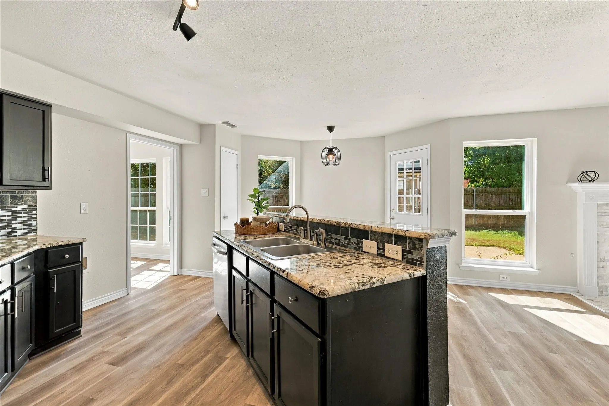 Single Family Residence For Sale in Denton County , 322 Ashley Oak Lane, Lake Dallas, Texas 75065, 4 Bedroom, 3 Bathroom, 2 Garage spaces, 2,214 Sqft, built in 1995, mls#21404610, Real Estate Agent in Lake Dallas, Homes For Sale in Denton county, Homes For Sale in Lake Dallas, Realtor in Lake Dallas Texas, Real Estate Brokerage Independent Realty Texas, Luminita Cordes Realtor