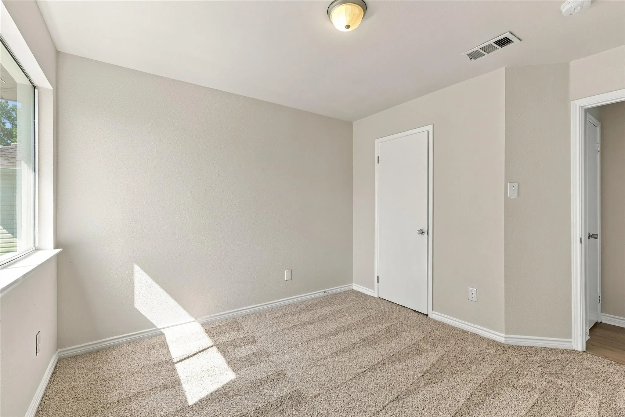 Single Family Residence For Sale in Denton County , 322 Ashley Oak Lane, Lake Dallas, Texas 75065, 4 Bedroom, 3 Bathroom, 2 Garage spaces, 2,214 Sqft, built in 1995, mls#21404610, Real Estate Agent in Lake Dallas, Homes For Sale in Denton county, Homes For Sale in Lake Dallas, Realtor in Lake Dallas Texas, Real Estate Brokerage Independent Realty Texas, Luminita Cordes Realtor