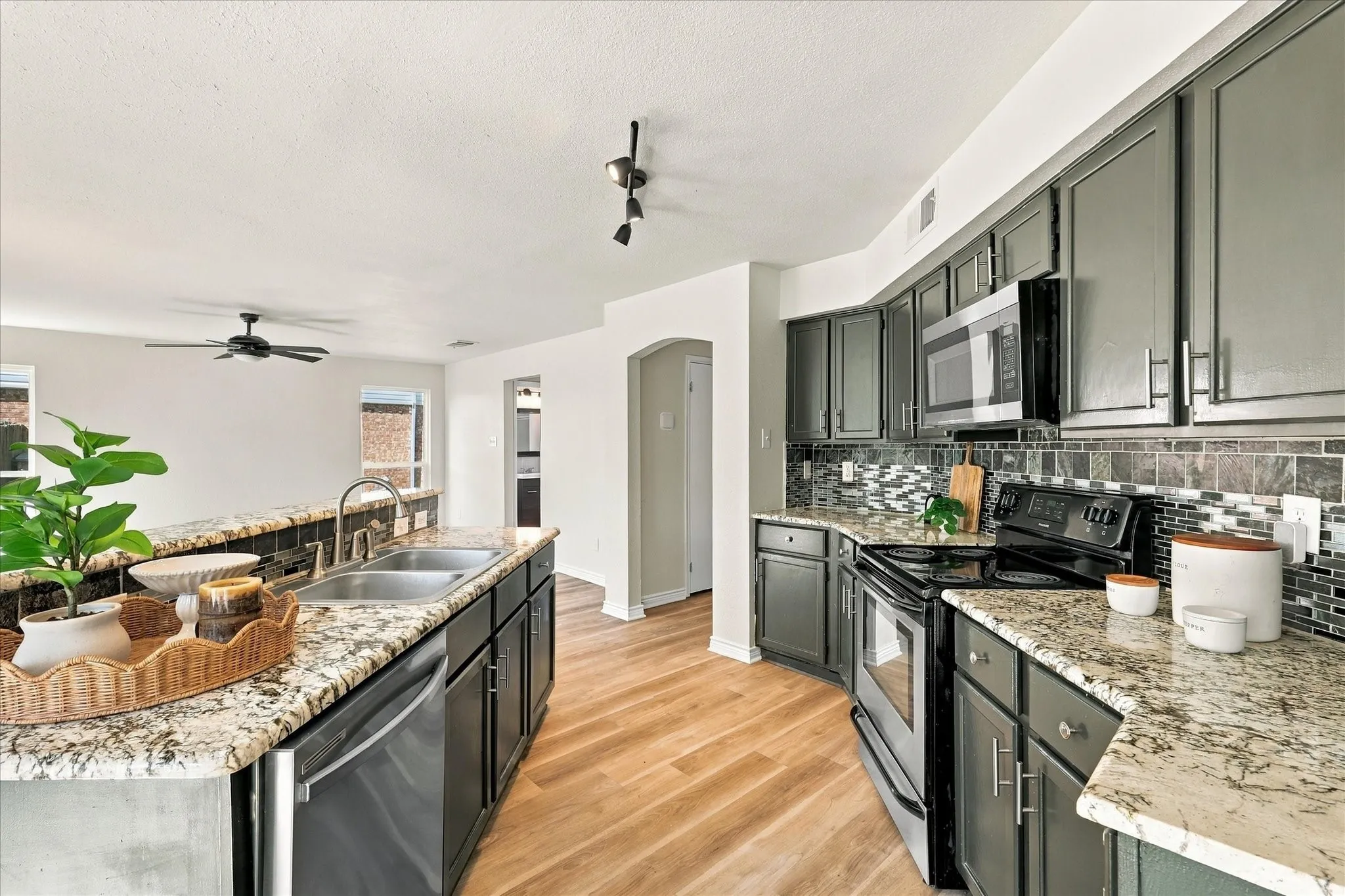 Single Family Residence For Sale in Denton County , 322 Ashley Oak Lane, Lake Dallas, Texas 75065, 4 Bedroom, 3 Bathroom, 2 Garage spaces, 2,214 Sqft, built in 1995, mls#21404610, Real Estate Agent in Lake Dallas, Homes For Sale in Denton county, Homes For Sale in Lake Dallas, Realtor in Lake Dallas Texas, Real Estate Brokerage Independent Realty Texas, Luminita Cordes Realtor