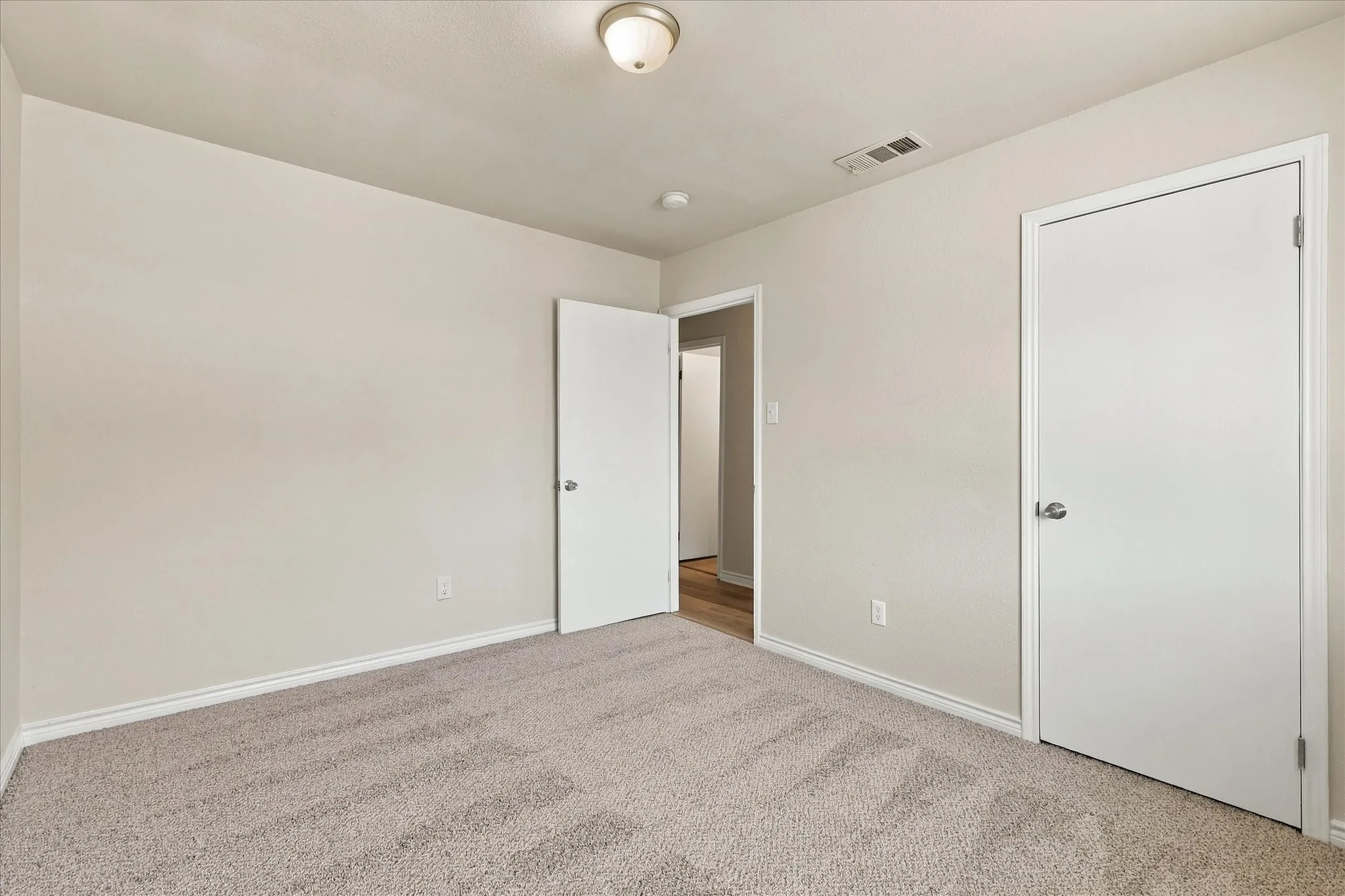 Single Family Residence For Sale in Denton County , 322 Ashley Oak Lane, Lake Dallas, Texas 75065, 4 Bedroom, 3 Bathroom, 2 Garage spaces, 2,214 Sqft, built in 1995, mls#21404610, Real Estate Agent in Lake Dallas, Homes For Sale in Denton county, Homes For Sale in Lake Dallas, Realtor in Lake Dallas Texas, Real Estate Brokerage Independent Realty Texas, Luminita Cordes Realtor