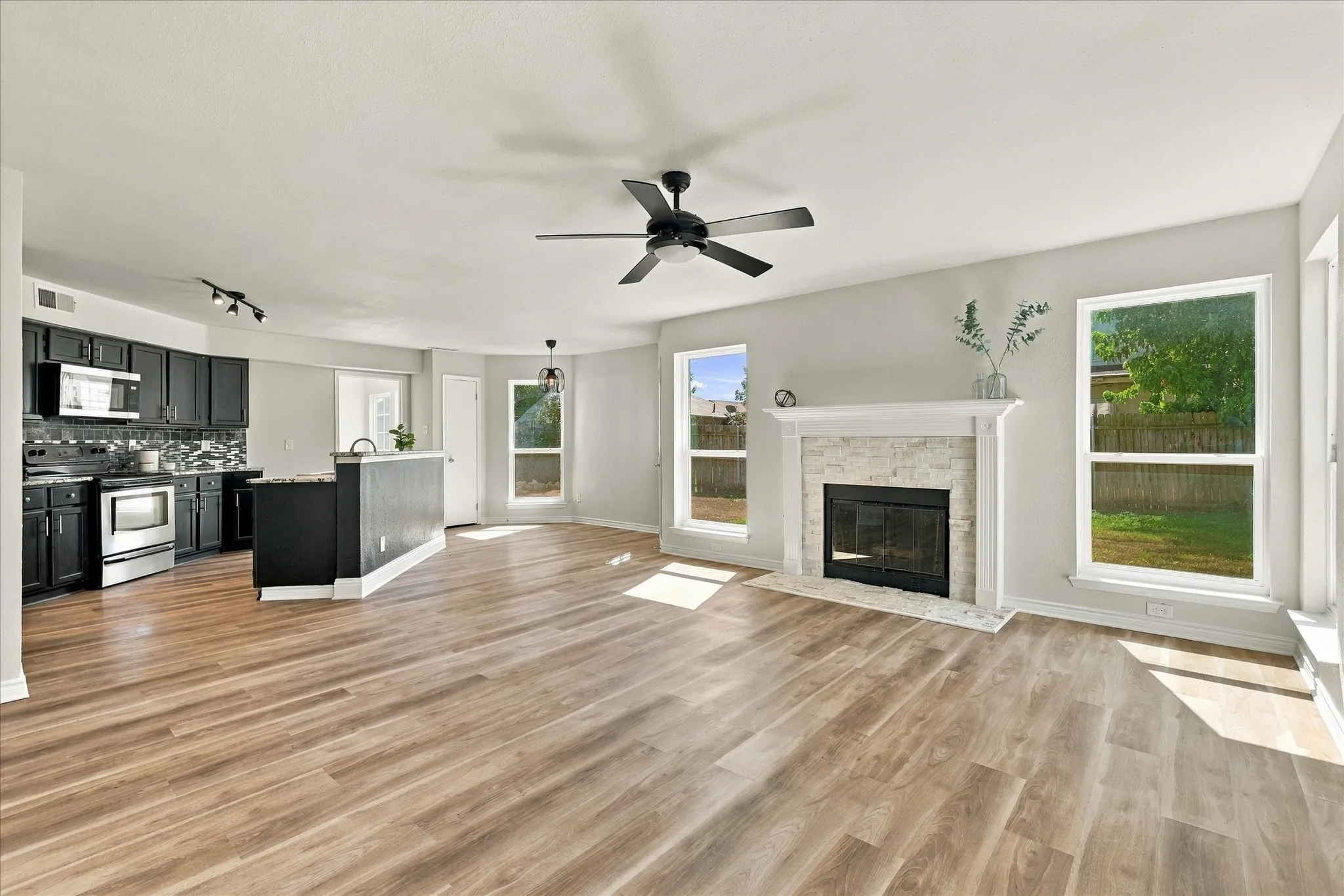 Single Family Residence For Sale in Denton County , 322 Ashley Oak Lane, Lake Dallas, Texas 75065, 4 Bedroom, 3 Bathroom, 2 Garage spaces, 2,214 Sqft, built in 1995, mls#21404610, Real Estate Agent in Lake Dallas, Homes For Sale in Denton county, Homes For Sale in Lake Dallas, Realtor in Lake Dallas Texas, Real Estate Brokerage Independent Realty Texas, Luminita Cordes Realtor