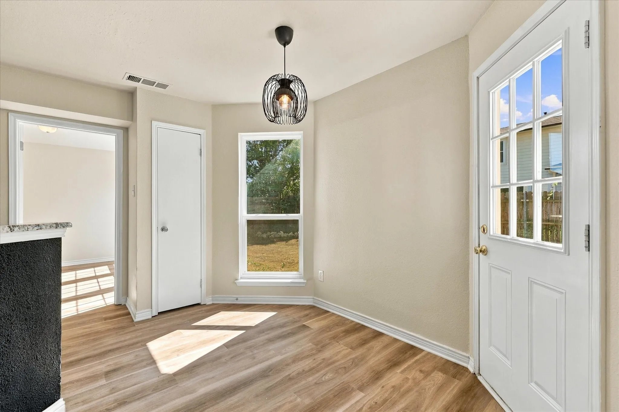 Single Family Residence For Sale in Denton County , 322 Ashley Oak Lane, Lake Dallas, Texas 75065, 4 Bedroom, 3 Bathroom, 2 Garage spaces, 2,214 Sqft, built in 1995, mls#21404610, Real Estate Agent in Lake Dallas, Homes For Sale in Denton county, Homes For Sale in Lake Dallas, Realtor in Lake Dallas Texas, Real Estate Brokerage Independent Realty Texas, Luminita Cordes Realtor