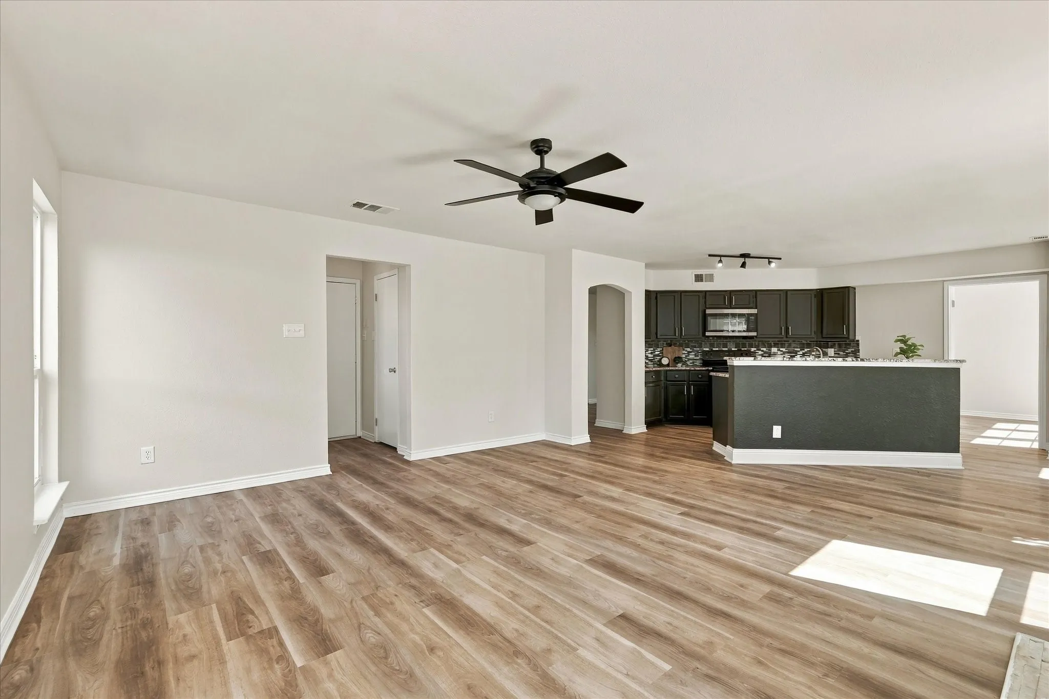 Single Family Residence For Sale in Denton County , 322 Ashley Oak Lane, Lake Dallas, Texas 75065, 4 Bedroom, 3 Bathroom, 2 Garage spaces, 2,214 Sqft, built in 1995, mls#21404610, Real Estate Agent in Lake Dallas, Homes For Sale in Denton county, Homes For Sale in Lake Dallas, Realtor in Lake Dallas Texas, Real Estate Brokerage Independent Realty Texas, Luminita Cordes Realtor