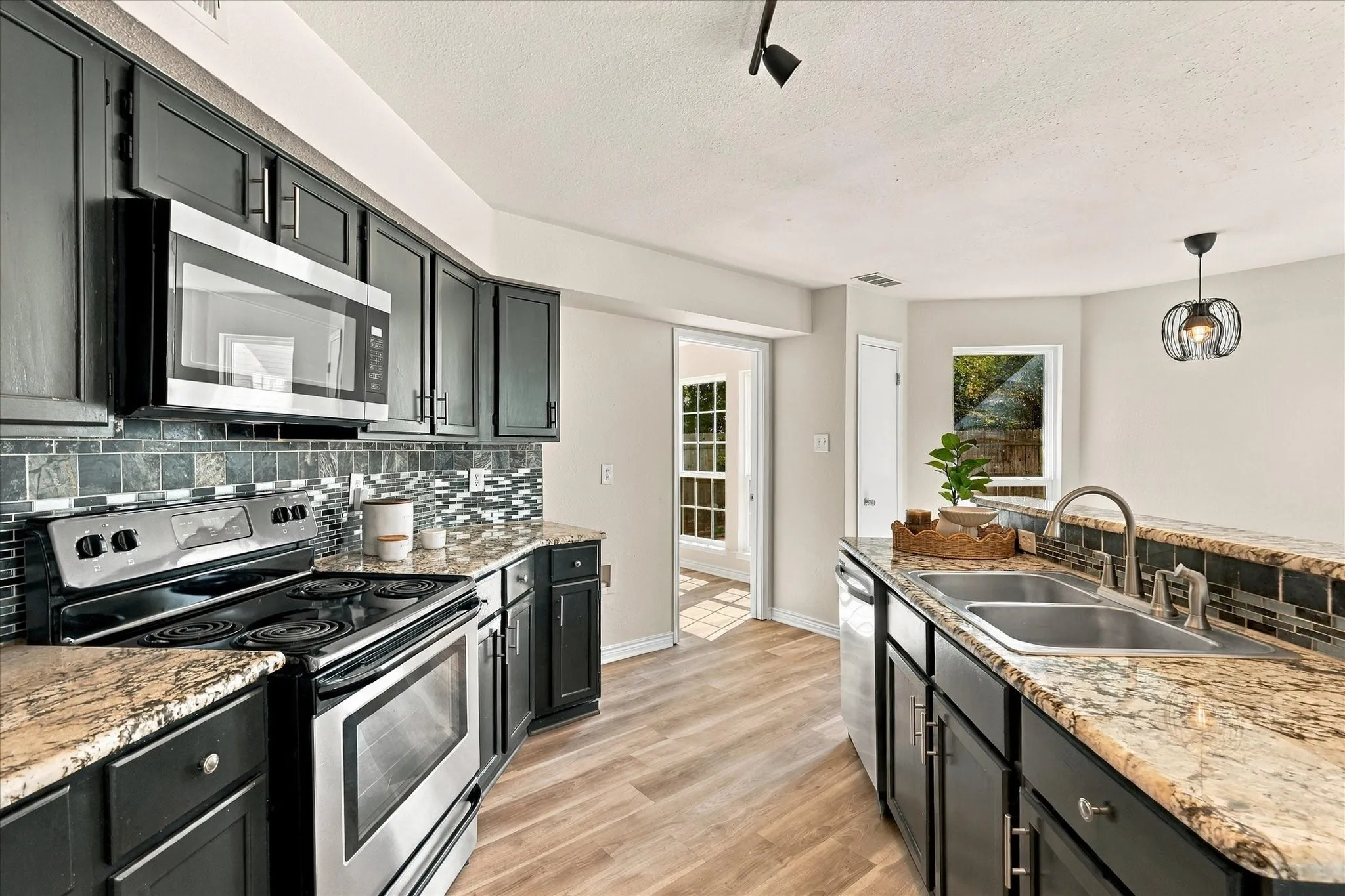 Single Family Residence For Sale in Denton County , 322 Ashley Oak Lane, Lake Dallas, Texas 75065, 4 Bedroom, 3 Bathroom, 2 Garage spaces, 2,214 Sqft, built in 1995, mls#21404610, Real Estate Agent in Lake Dallas, Homes For Sale in Denton county, Homes For Sale in Lake Dallas, Realtor in Lake Dallas Texas, Real Estate Brokerage Independent Realty Texas, Luminita Cordes Realtor
