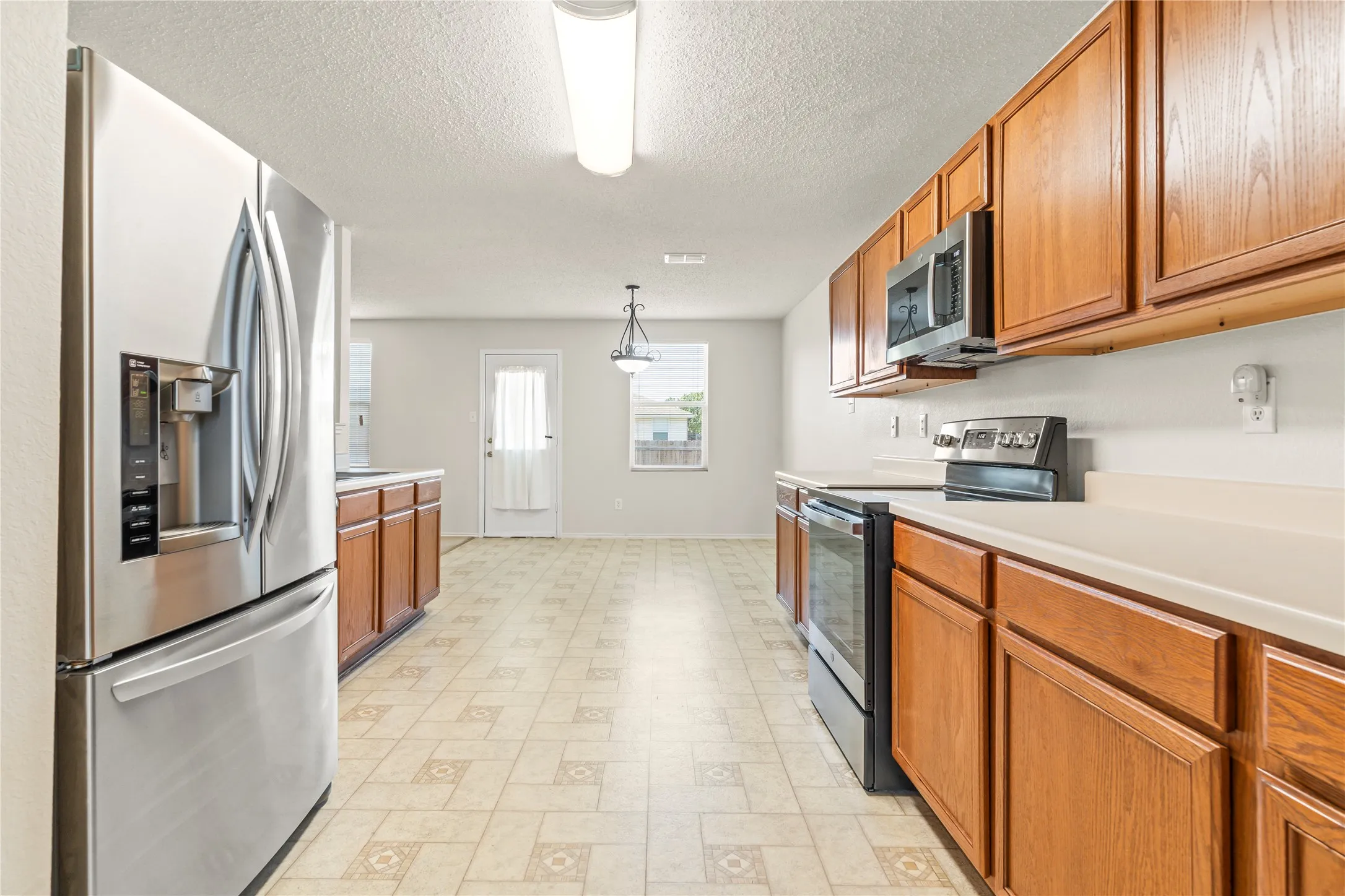 Single Family Residence For Sale in Tarrant County , 1429 Cherokee Rose Lane, Burleson, Texas 76028, 4 Bedroom, 3 Bathroom, 2 Garage spaces, 2,447 Sqft, built in 2003, mls#21407123, Real Estate Agent in Burleson, Homes For Sale in Tarrant county, Homes For Sale in Burleson, Realtor in Burleson Texas, Real Estate Brokerage Independent Realty Texas, Luminita Cordes Realtor