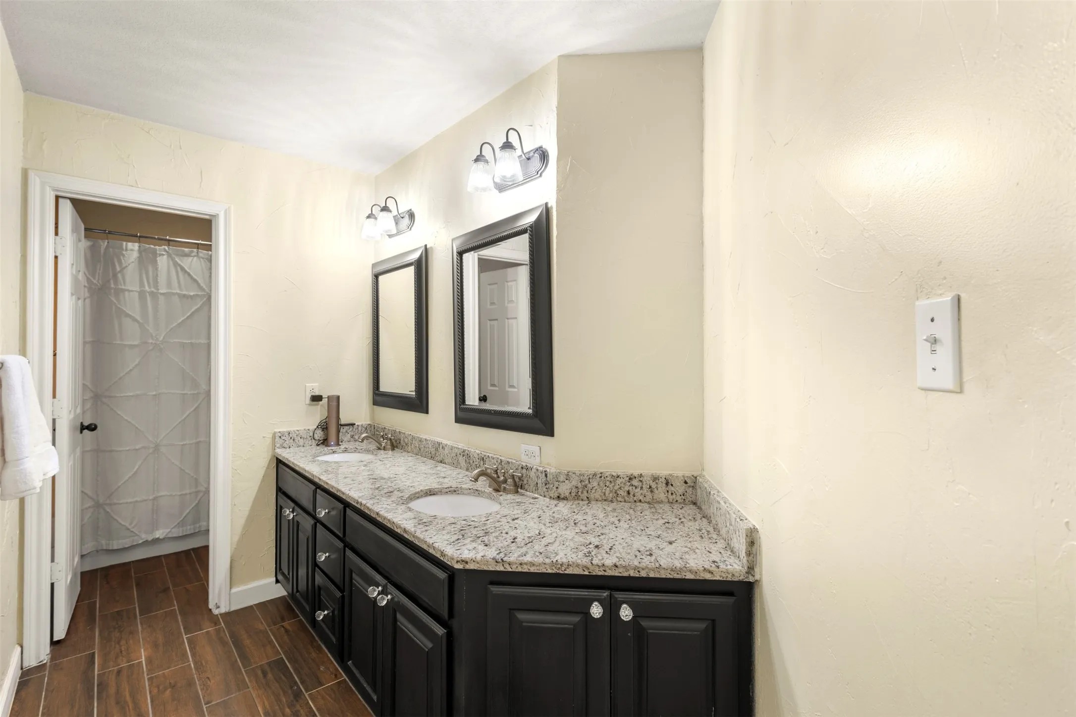 Single Family Residence For Sale in Wise County , 512 Post Oak Drive, Newark, Texas 76071, 3 Bedroom, 2 Bathroom, 3 Garage spaces, 1,995 Sqft, built in 1998, mls#21405292, Real Estate Agent in Newark, Homes For Sale in Wise county, Homes For Sale in Newark, Realtor in Newark Texas, Real Estate Brokerage Independent Realty Texas, Luminita Cordes Realtor