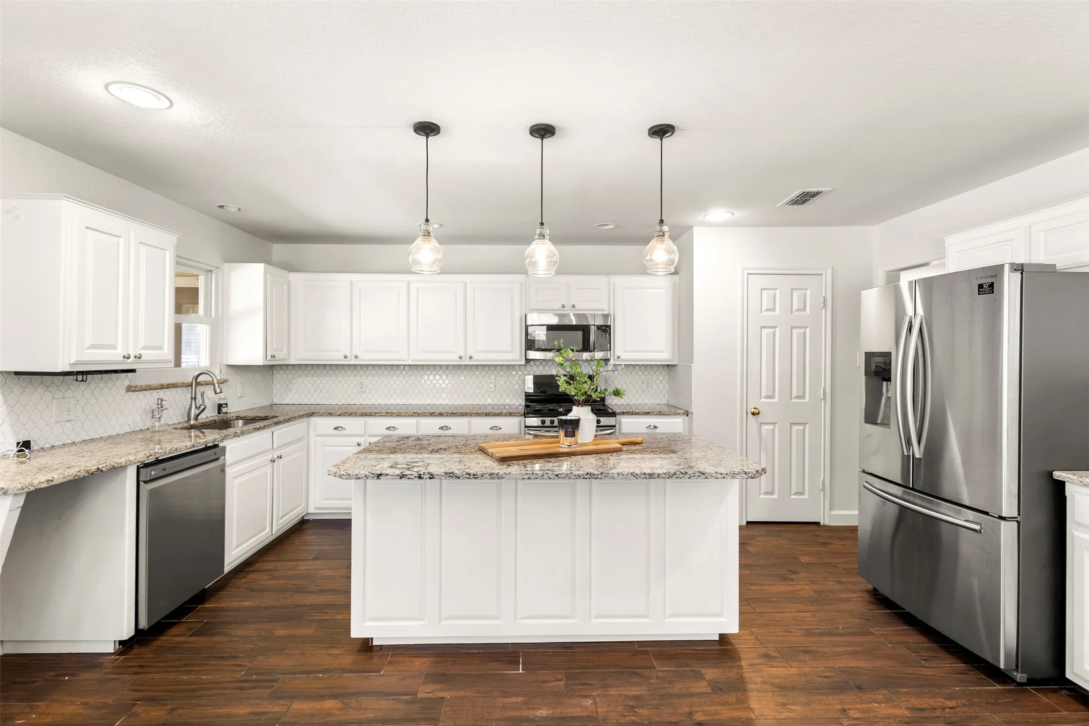 Single Family Residence For Sale in Wise County , 512 Post Oak Drive, Newark, Texas 76071, 3 Bedroom, 2 Bathroom, 3 Garage spaces, 1,995 Sqft, built in 1998, mls#21405292, Real Estate Agent in Newark, Homes For Sale in Wise county, Homes For Sale in Newark, Realtor in Newark Texas, Real Estate Brokerage Independent Realty Texas, Luminita Cordes Realtor