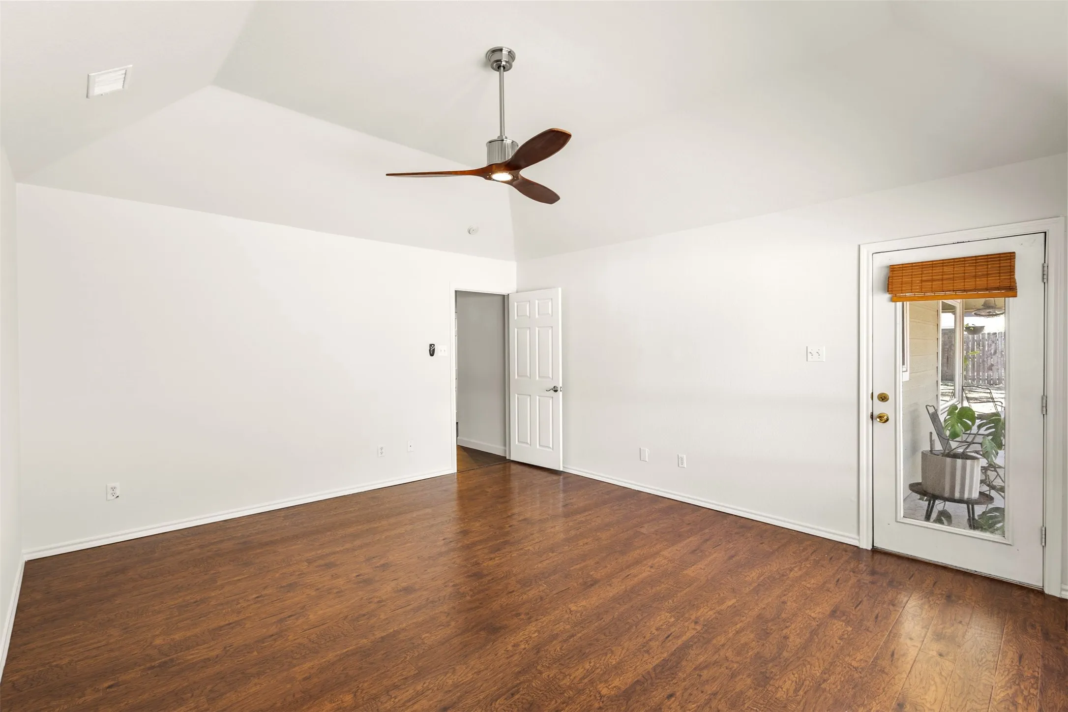 Single Family Residence For Sale in Wise County , 512 Post Oak Drive, Newark, Texas 76071, 3 Bedroom, 2 Bathroom, 3 Garage spaces, 1,995 Sqft, built in 1998, mls#21405292, Real Estate Agent in Newark, Homes For Sale in Wise county, Homes For Sale in Newark, Realtor in Newark Texas, Real Estate Brokerage Independent Realty Texas, Luminita Cordes Realtor
