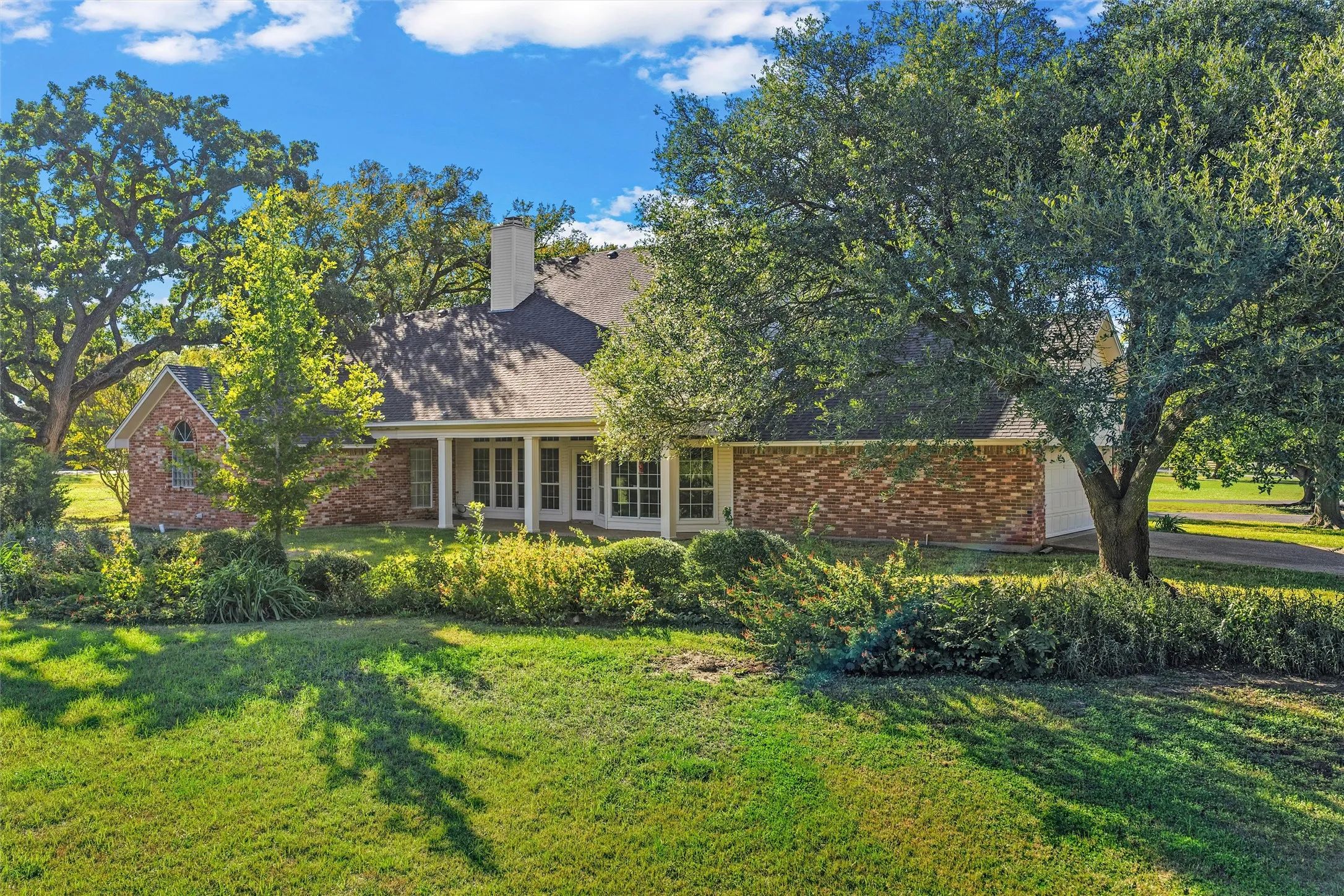 Single Family Residence For Sale in Mc Lennan County , 142 Stillwater Road, Waco, Texas 76708, 5 Bedroom, 3 Bathroom, 2 Garage spaces, 3,365 Sqft, built in 1993, mls#21406930, Real Estate Agent in Waco, Homes For Sale in Mc Lennan county, Homes For Sale in Waco, Realtor in Waco Texas, Real Estate Brokerage Independent Realty Texas, Luminita Cordes Realtor