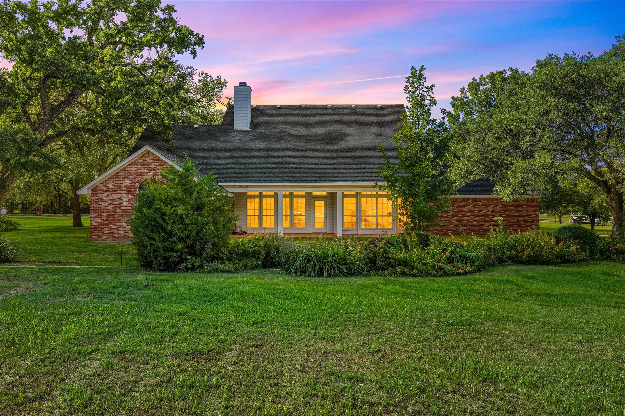 Single Family Residence For Sale in Mc Lennan County , 142 Stillwater Road, Waco, Texas 76708, 5 Bedroom, 3 Bathroom, 2 Garage spaces, 3,365 Sqft, built in 1993, mls#21406930, Real Estate Agent in Waco, Homes For Sale in Mc Lennan county, Homes For Sale in Waco, Realtor in Waco Texas, Real Estate Brokerage Independent Realty Texas, Luminita Cordes Realtor