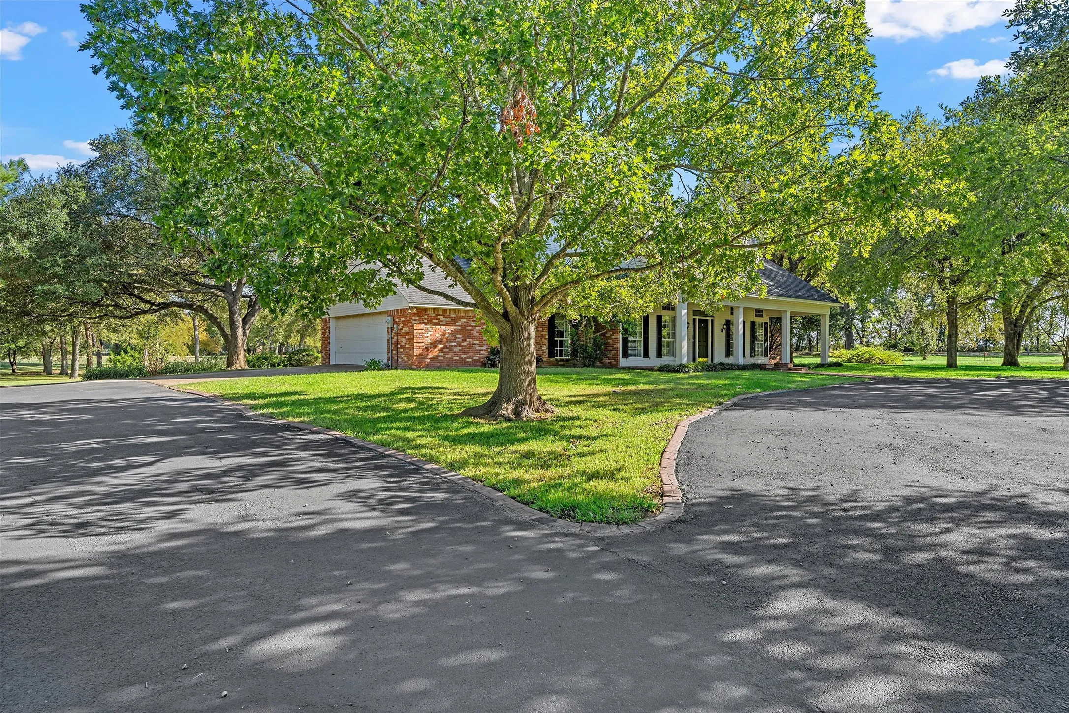 Single Family Residence For Sale in Mc Lennan County , 142 Stillwater Road, Waco, Texas 76708, 5 Bedroom, 3 Bathroom, 2 Garage spaces, 3,365 Sqft, built in 1993, mls#21406930, Real Estate Agent in Waco, Homes For Sale in Mc Lennan county, Homes For Sale in Waco, Realtor in Waco Texas, Real Estate Brokerage Independent Realty Texas, Luminita Cordes Realtor