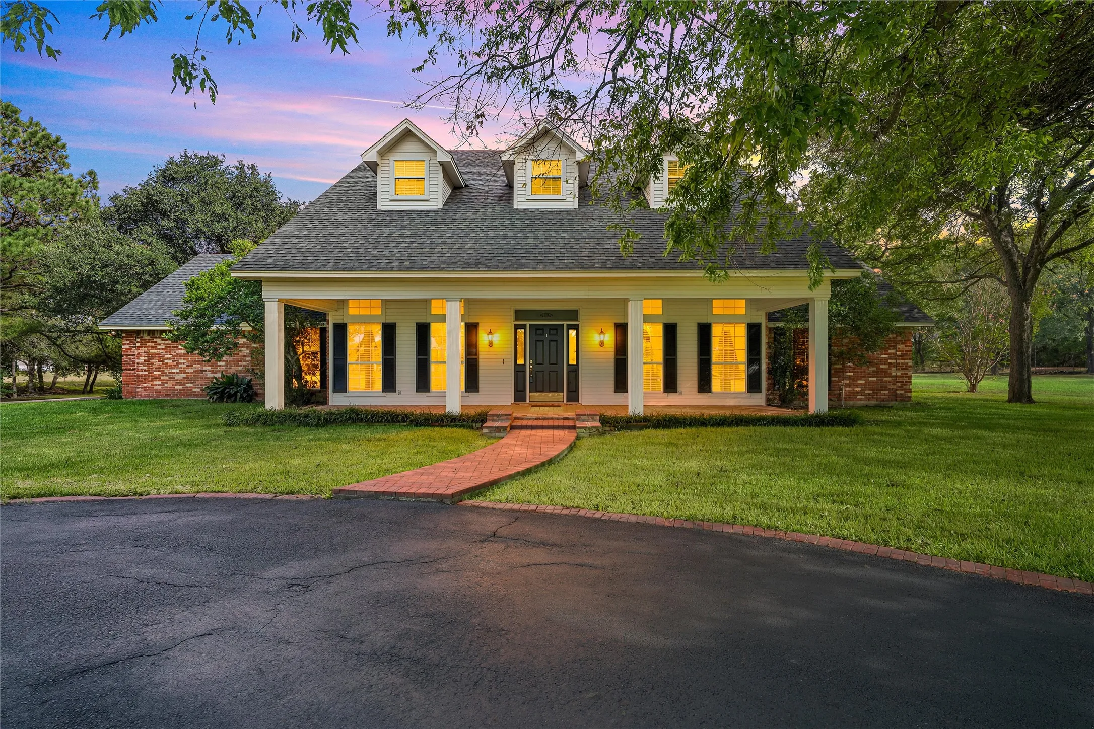 Single Family Residence For Sale in Mc Lennan County , 142 Stillwater Road, Waco, Texas 76708, 5 Bedroom, 3 Bathroom, 2 Garage spaces, 3,365 Sqft, built in 1993, mls#21406930, Real Estate Agent in Waco, Homes For Sale in Mc Lennan county, Homes For Sale in Waco, Realtor in Waco Texas, Real Estate Brokerage Independent Realty Texas, Luminita Cordes Realtor