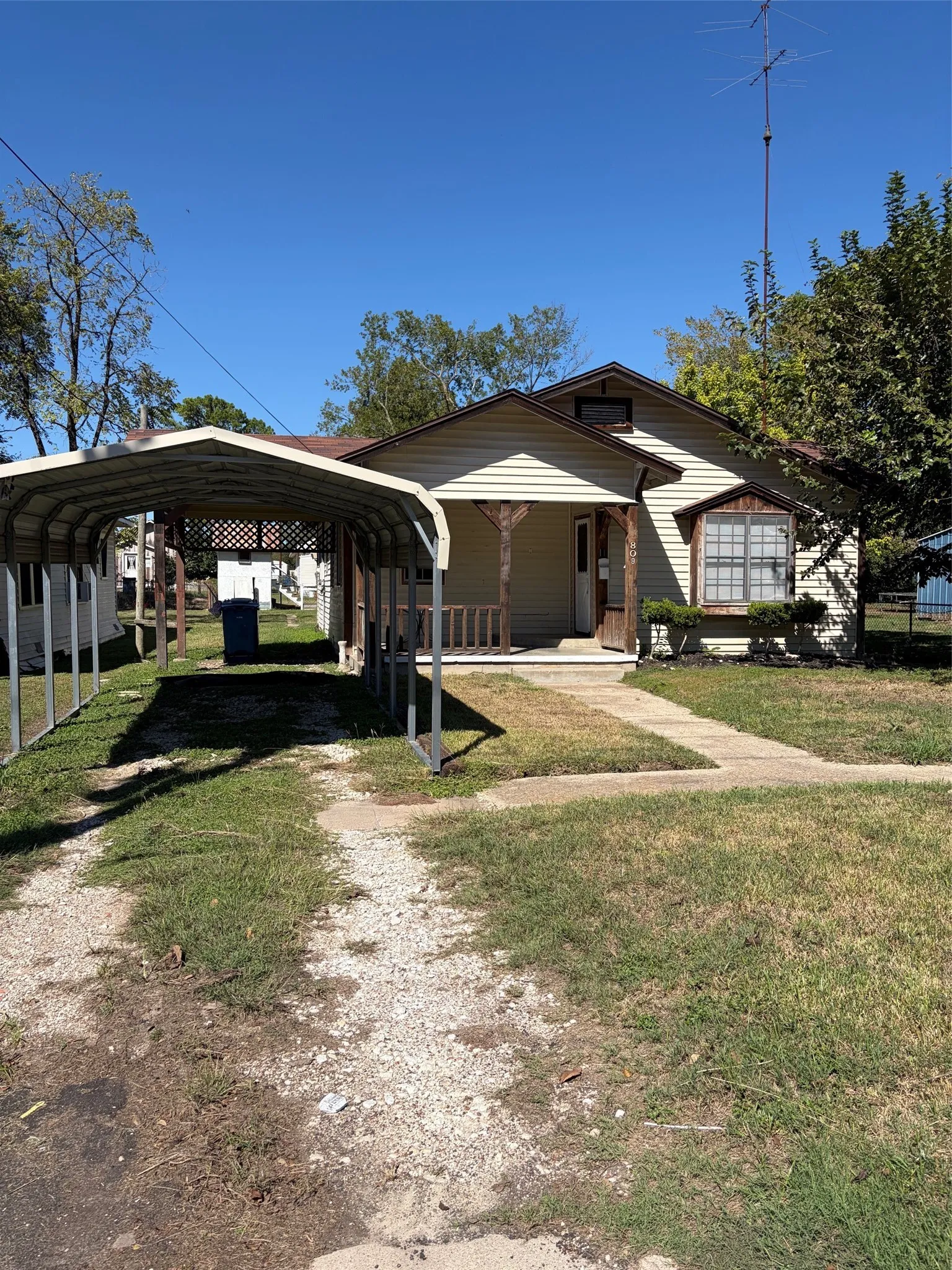 Single Family Residence For Sale in Limestone County , 809 E Palestine, Mexia, Texas 76667, 2 Bedroom, 1 Bathroom, Garage spaces, 1,296 Sqft, built in 1966, mls#21407157, Real Estate Agent in Mexia, Homes For Sale in Limestone county, Homes For Sale in Mexia, Realtor in Mexia Texas, Real Estate Brokerage Independent Realty Texas, Luminita Cordes Realtor