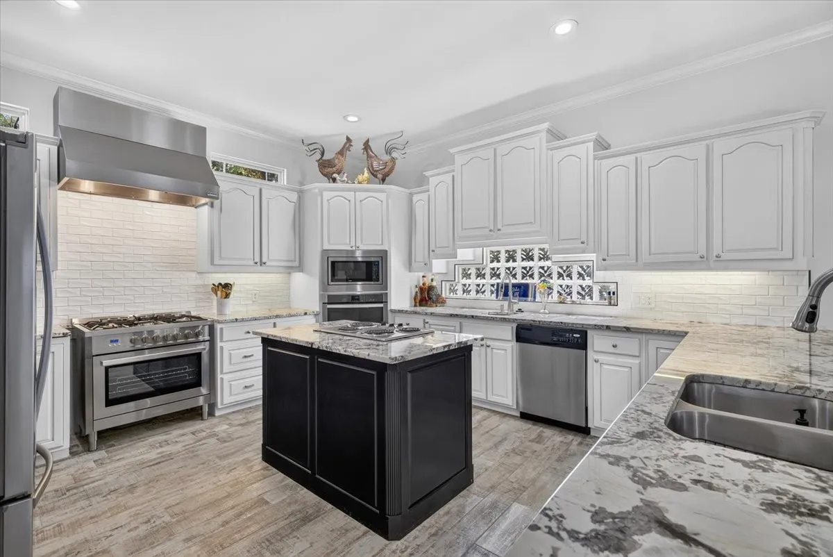 Single Family Residence For Sale in Henderson County , 507 Nob Hill Lane, Seven Points, Texas 75143, 3 Bedroom, 3 Bathroom, 3 Garage spaces, 2,851 Sqft, built in 2002, mls#21400096, Real Estate Agent in Seven Points, Homes For Sale in Henderson county, Homes For Sale in Seven Points, Realtor in Seven Points Texas, Real Estate Brokerage Independent Realty Texas, Luminita Cordes Realtor