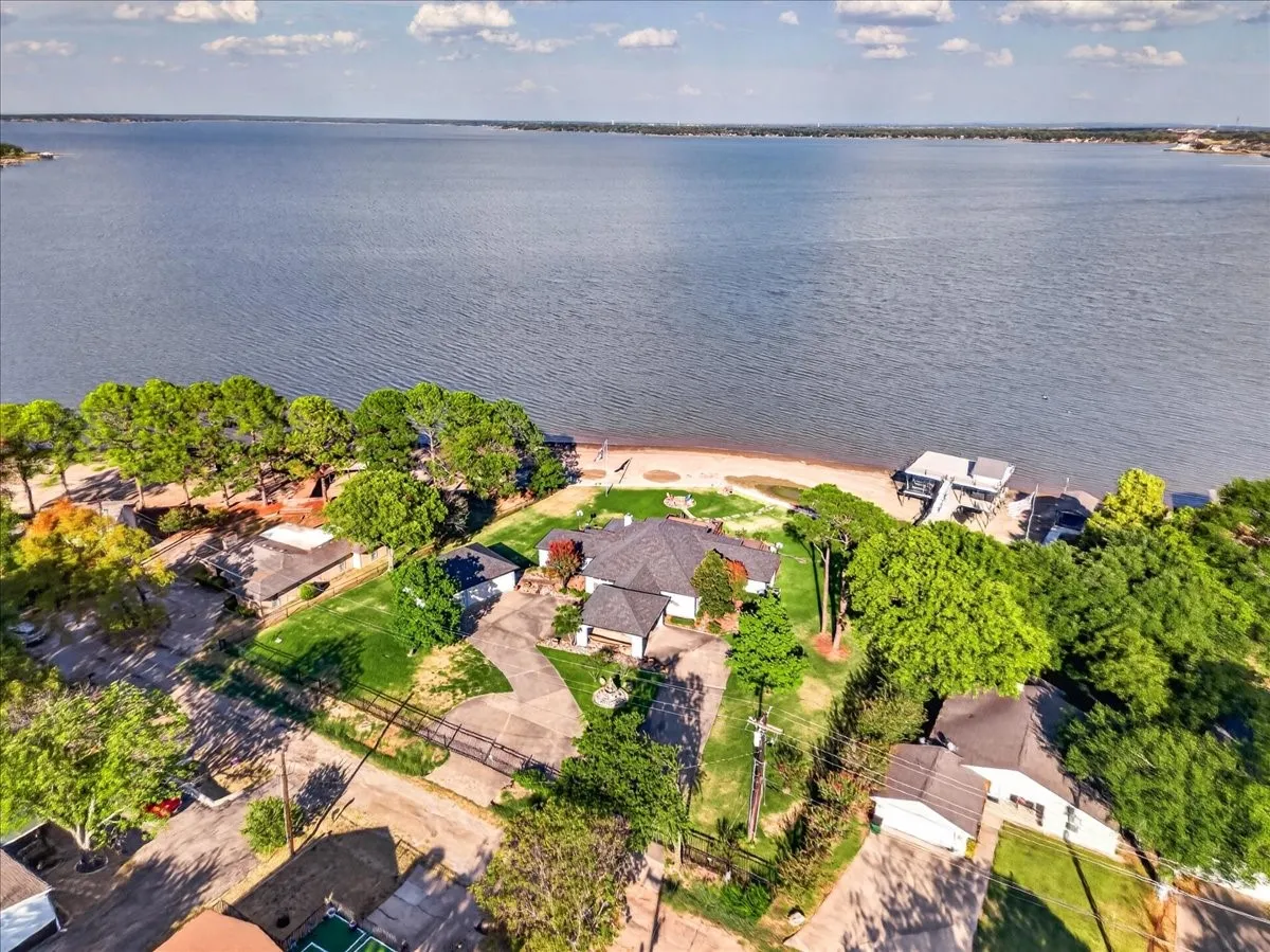 Single Family Residence For Sale in Henderson County , 507 Nob Hill Lane, Seven Points, Texas 75143, 3 Bedroom, 3 Bathroom, 3 Garage spaces, 2,851 Sqft, built in 2002, mls#21400096, Real Estate Agent in Seven Points, Homes For Sale in Henderson county, Homes For Sale in Seven Points, Realtor in Seven Points Texas, Real Estate Brokerage Independent Realty Texas, Luminita Cordes Realtor