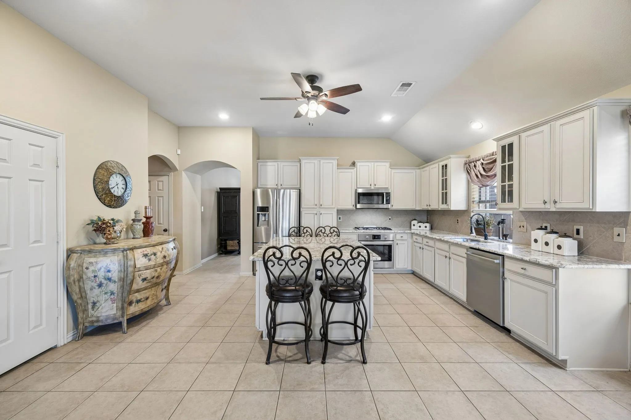 Single Family Residence For Sale in Tarrant County , 12852 Lizzie Place, Fort Worth, Texas 76244, 3 Bedroom, 2 Bathroom, 3 Garage spaces, 1,891 Sqft, built in 2005, mls#21407159, Real Estate Agent in Fort Worth, Homes For Sale in Tarrant county, Homes For Sale in Fort Worth, Realtor in Fort Worth Texas, Real Estate Brokerage Independent Realty Texas, Luminita Cordes Realtor