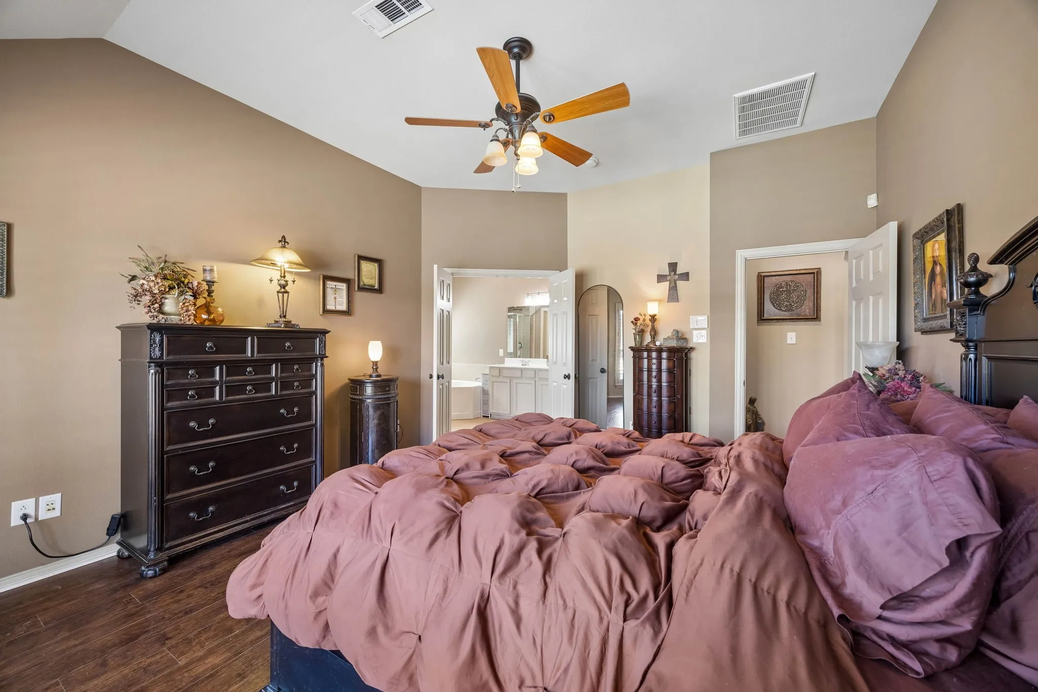 Single Family Residence For Sale in Tarrant County , 12852 Lizzie Place, Fort Worth, Texas 76244, 3 Bedroom, 2 Bathroom, 3 Garage spaces, 1,891 Sqft, built in 2005, mls#21407159, Real Estate Agent in Fort Worth, Homes For Sale in Tarrant county, Homes For Sale in Fort Worth, Realtor in Fort Worth Texas, Real Estate Brokerage Independent Realty Texas, Luminita Cordes Realtor
