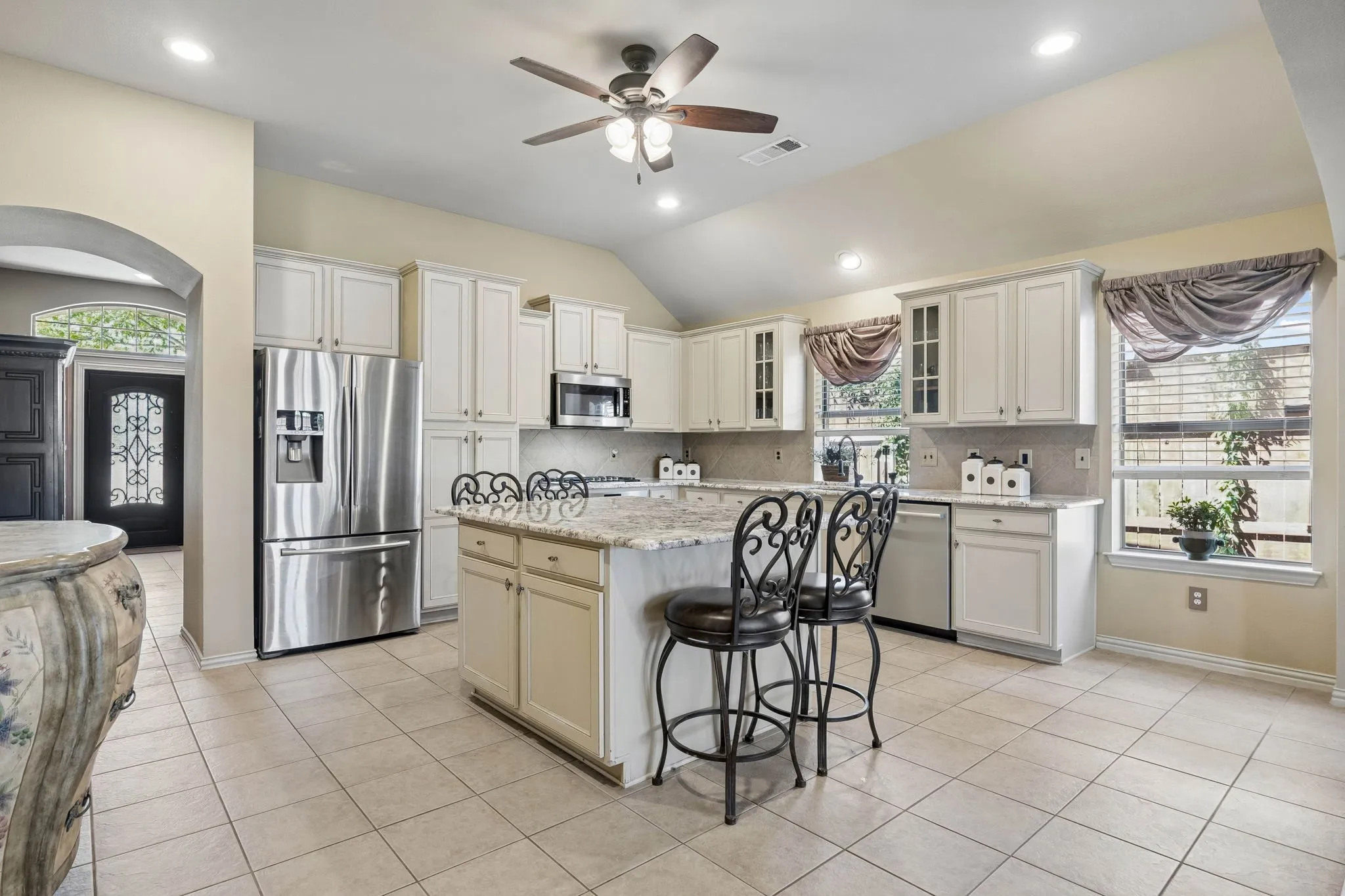 Single Family Residence For Sale in Tarrant County , 12852 Lizzie Place, Fort Worth, Texas 76244, 3 Bedroom, 2 Bathroom, 3 Garage spaces, 1,891 Sqft, built in 2005, mls#21407159, Real Estate Agent in Fort Worth, Homes For Sale in Tarrant county, Homes For Sale in Fort Worth, Realtor in Fort Worth Texas, Real Estate Brokerage Independent Realty Texas, Luminita Cordes Realtor