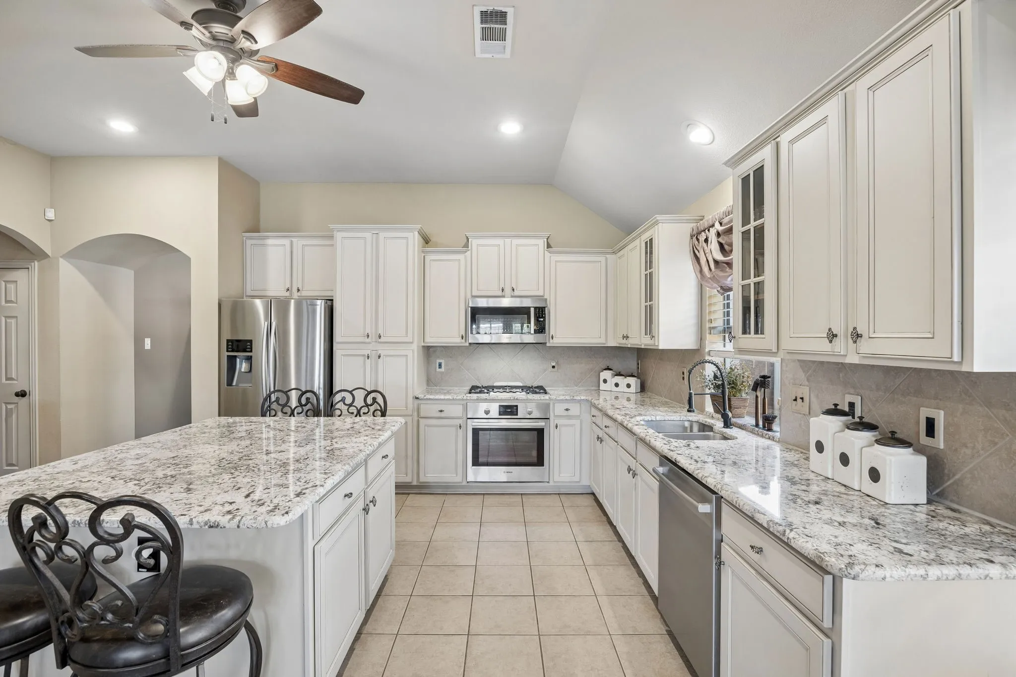 Single Family Residence For Sale in Tarrant County , 12852 Lizzie Place, Fort Worth, Texas 76244, 3 Bedroom, 2 Bathroom, 3 Garage spaces, 1,891 Sqft, built in 2005, mls#21407159, Real Estate Agent in Fort Worth, Homes For Sale in Tarrant county, Homes For Sale in Fort Worth, Realtor in Fort Worth Texas, Real Estate Brokerage Independent Realty Texas, Luminita Cordes Realtor