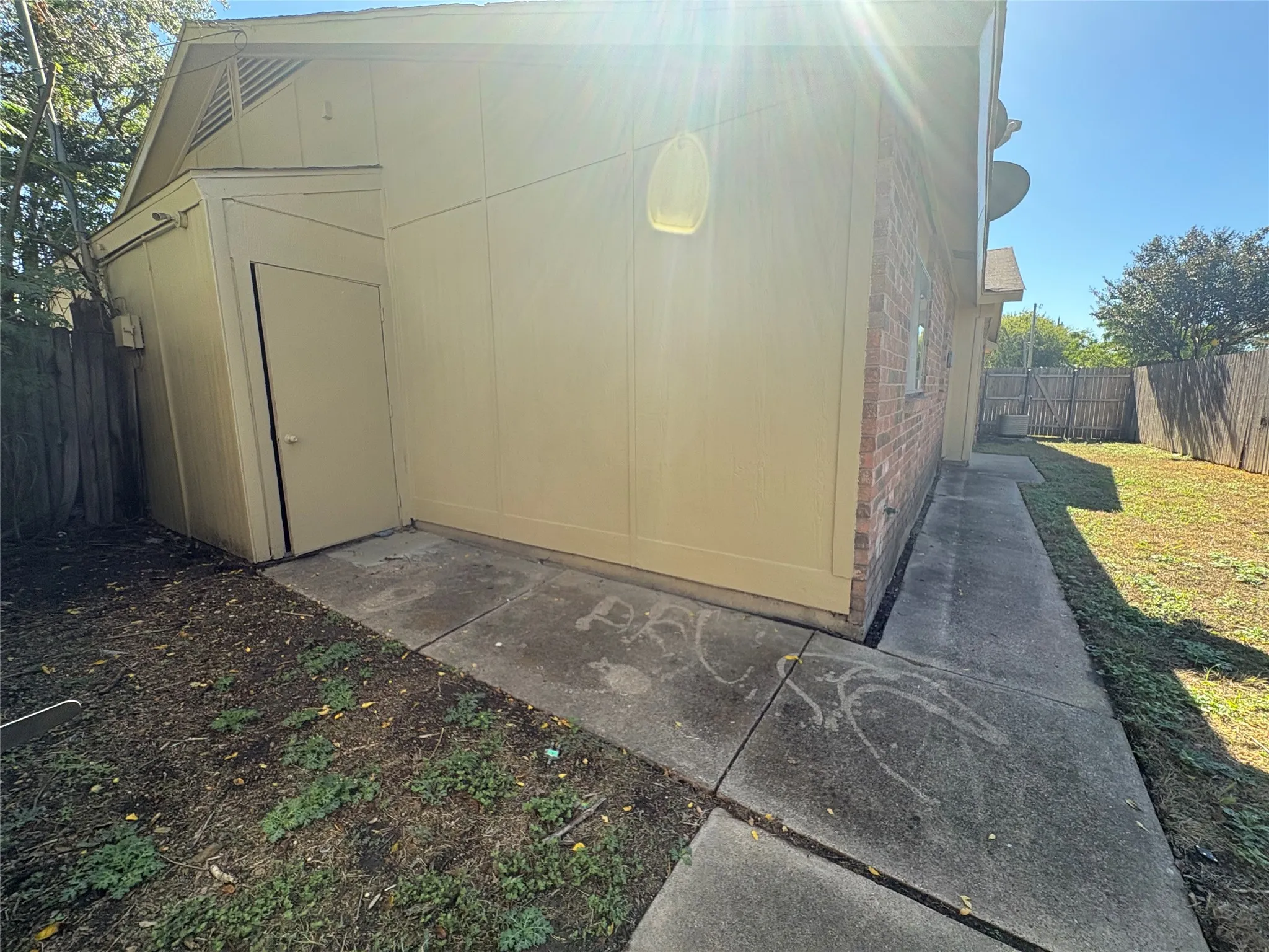 Single Family Residence For Rent in Dallas County , 1485 Brook Meadow Circle, Lancaster, Texas 75134, 2 Bedroom, 1 Bathroom, Garage spaces, 1,029 Sqft, built in 1982, mls#21407161, Real Estate Agent in Lancaster, Homes For Rent in Dallas county, Homes For Rent in Lancaster, Realtor in Lancaster Texas, Real Estate Brokerage Independent Realty Texas, Luminita Cordes Realtor