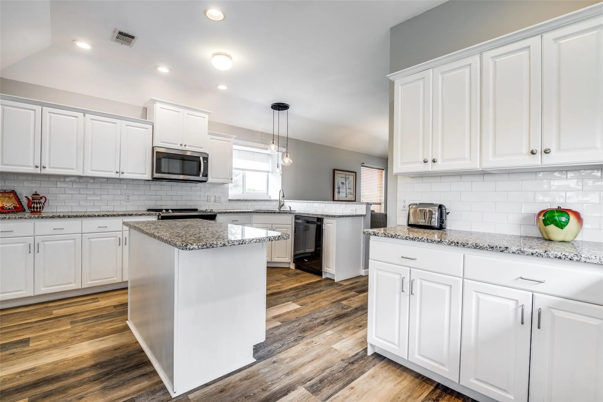 Single Family Residence For Rent in Grayson County , 796 Bounds Road, Gunter, Texas 75058, 3 Bedroom, 3 Bathroom, 3 Garage spaces, 1,776 Sqft, built in 2000, mls#21407170, Real Estate Agent in Gunter, Homes For Rent in Grayson county, Homes For Rent in Gunter, Realtor in Gunter Texas, Real Estate Brokerage Independent Realty Texas, Luminita Cordes Realtor