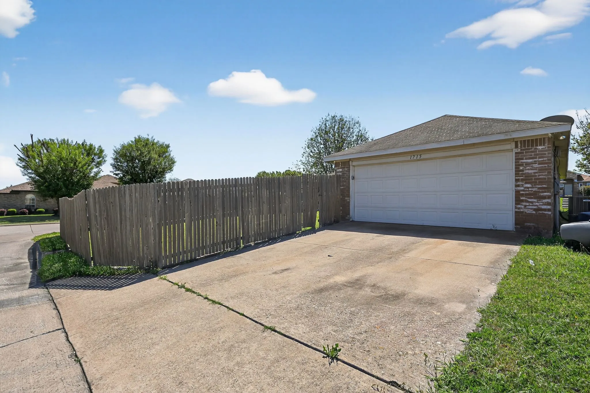 Single Family Residence For Sale in Dallas County , 1715 Reynolds Street, Lancaster, Texas 75134, 3 Bedroom, 2 Bathroom, 2 Garage spaces, 1,407 Sqft, built in 2001, mls#21407071, Real Estate Agent in Lancaster, Homes For Sale in Dallas county, Homes For Sale in Lancaster, Realtor in Lancaster Texas, Real Estate Brokerage Independent Realty Texas, Luminita Cordes Realtor