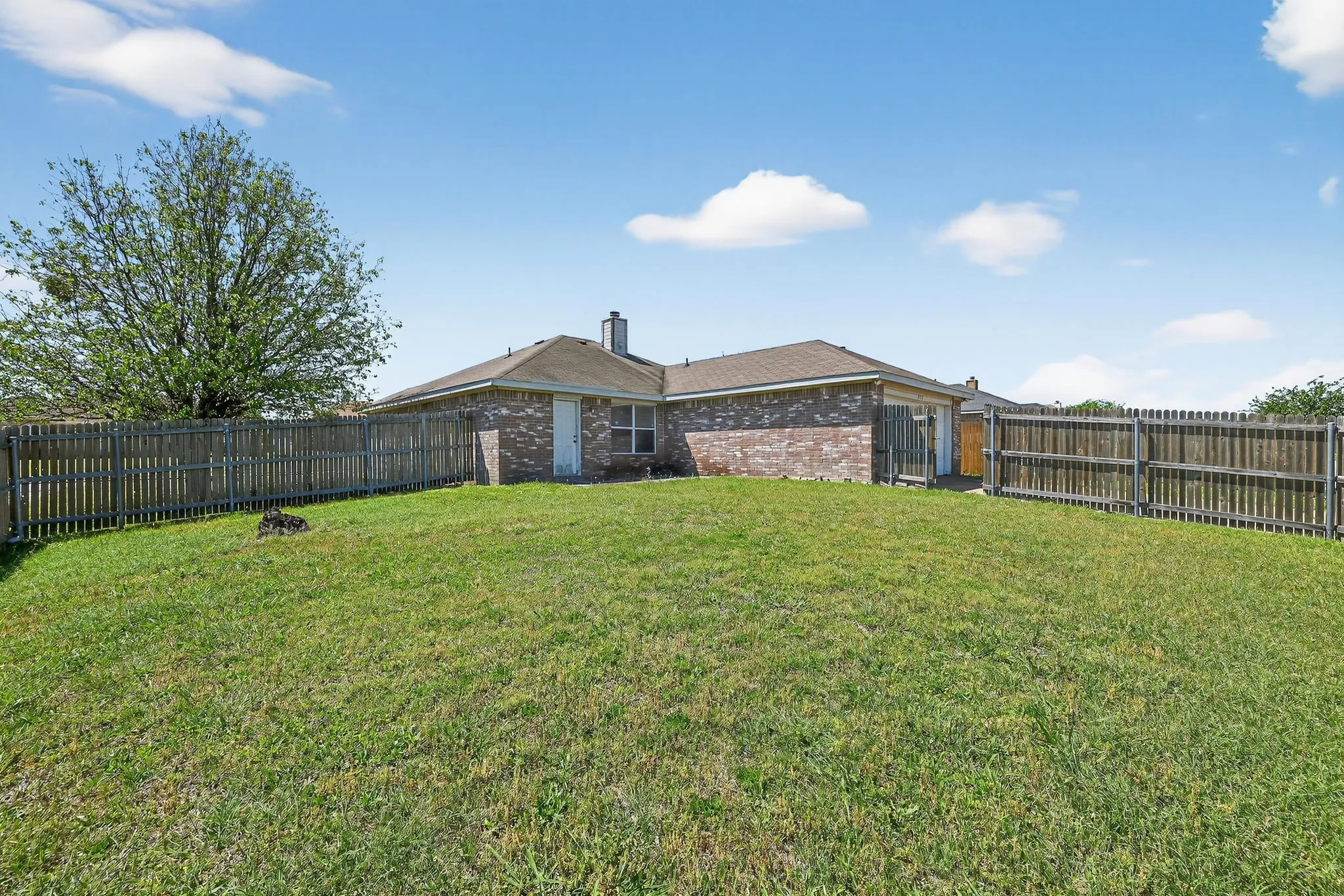 Single Family Residence For Sale in Dallas County , 1715 Reynolds Street, Lancaster, Texas 75134, 3 Bedroom, 2 Bathroom, 2 Garage spaces, 1,407 Sqft, built in 2001, mls#21407071, Real Estate Agent in Lancaster, Homes For Sale in Dallas county, Homes For Sale in Lancaster, Realtor in Lancaster Texas, Real Estate Brokerage Independent Realty Texas, Luminita Cordes Realtor