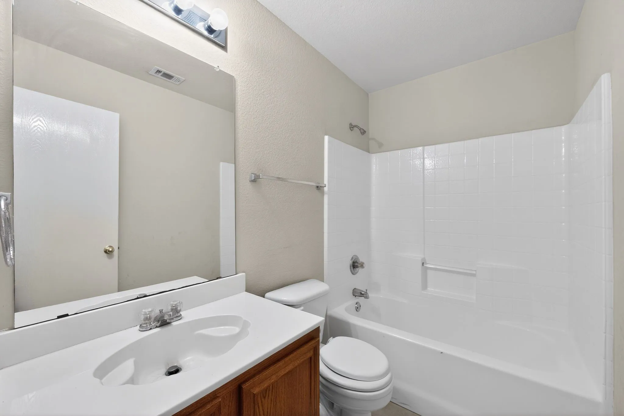 Single Family Residence For Sale in Dallas County , 1715 Reynolds Street, Lancaster, Texas 75134, 3 Bedroom, 2 Bathroom, 2 Garage spaces, 1,407 Sqft, built in 2001, mls#21407071, Real Estate Agent in Lancaster, Homes For Sale in Dallas county, Homes For Sale in Lancaster, Realtor in Lancaster Texas, Real Estate Brokerage Independent Realty Texas, Luminita Cordes Realtor