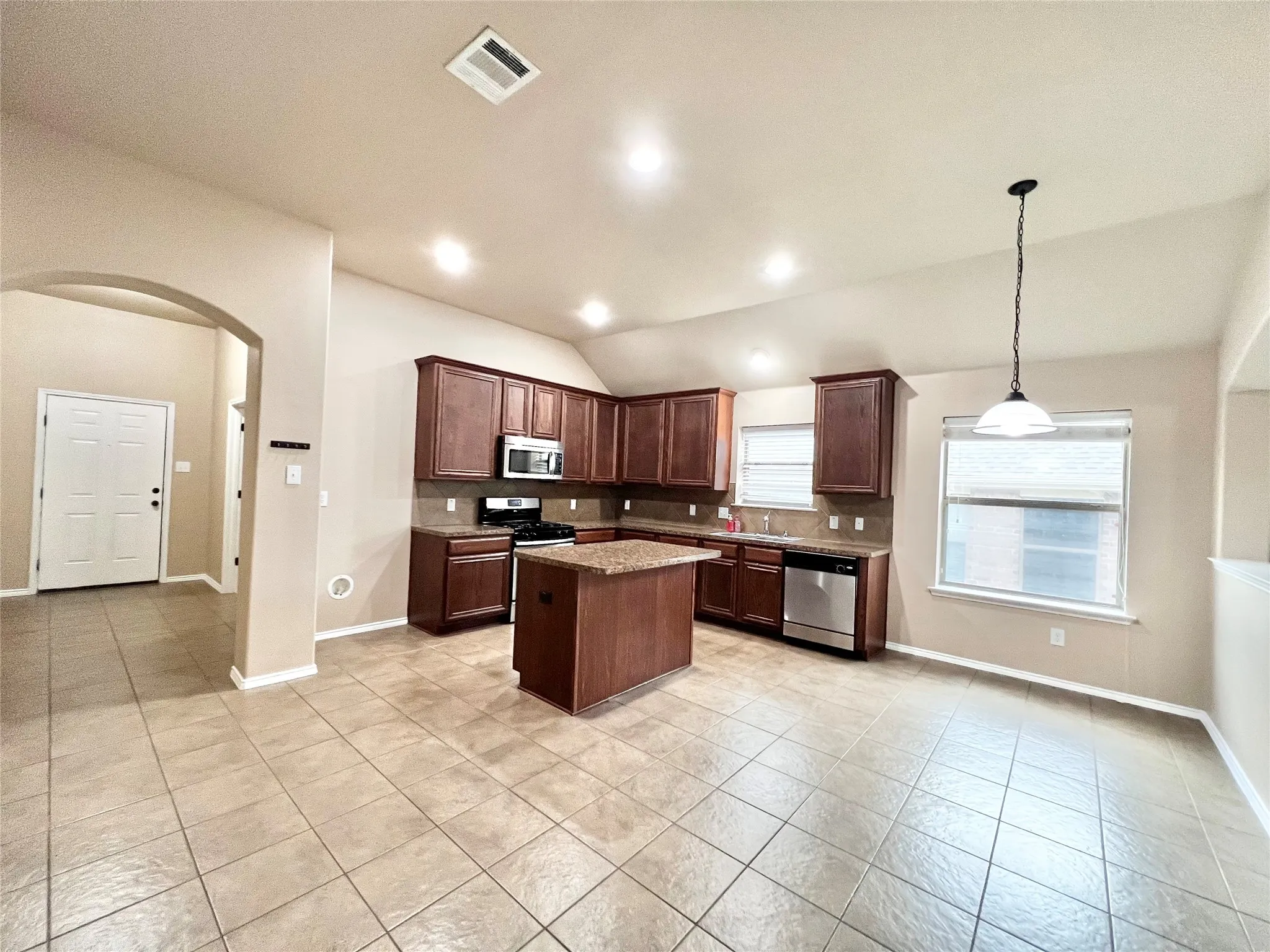 Single Family Residence For Rent in Collin County , 5204 Bear Valley Drive, Mc Kinney, Texas 75071, 4 Bedroom, 2 Bathroom, 2 Garage spaces, 1,786 Sqft, built in 2010, mls#21407124, Real Estate Agent in Mc Kinney, Homes For Rent in Collin county, Homes For Rent in Mc Kinney, Realtor in Mc Kinney Texas, Real Estate Brokerage Independent Realty Texas, Luminita Cordes Realtor