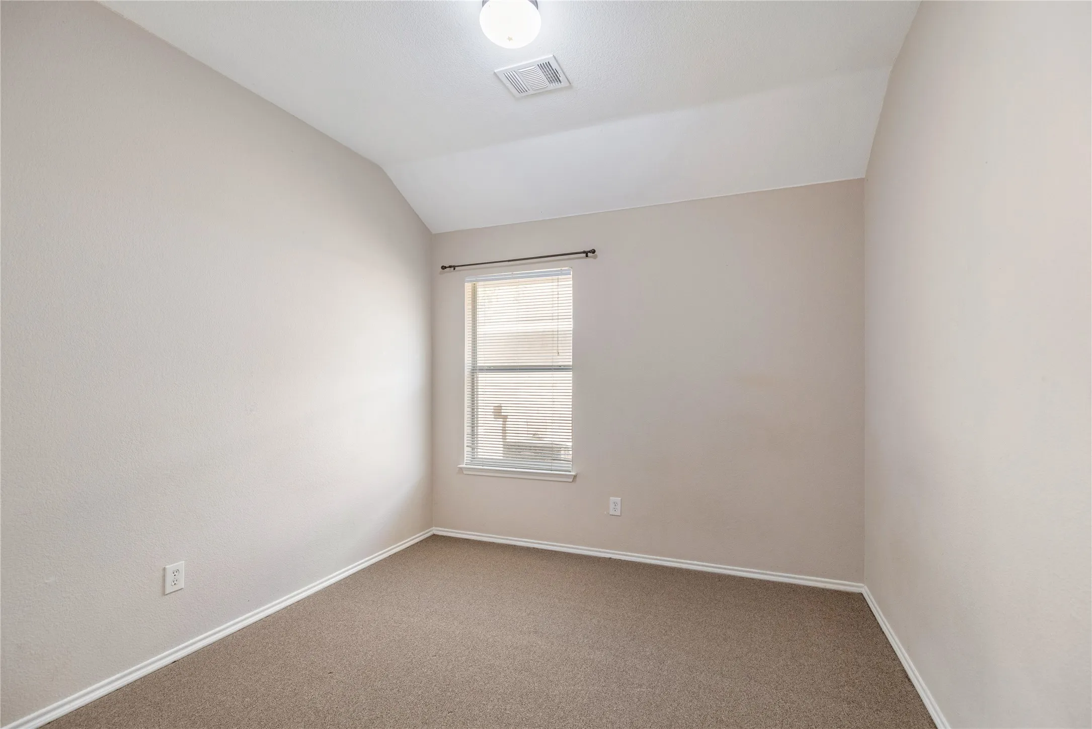 Single Family Residence For Rent in Tarrant County , 13232 Harvest Ridge Road, Fort Worth, Texas 76244, 3 Bedroom, 2 Bathroom, 2 Garage spaces, 1,911 Sqft, built in 2002, mls#21404127, Real Estate Agent in Fort Worth, Homes For Rent in Tarrant county, Homes For Rent in Fort Worth, Realtor in Fort Worth Texas, Real Estate Brokerage Independent Realty Texas, Luminita Cordes Realtor