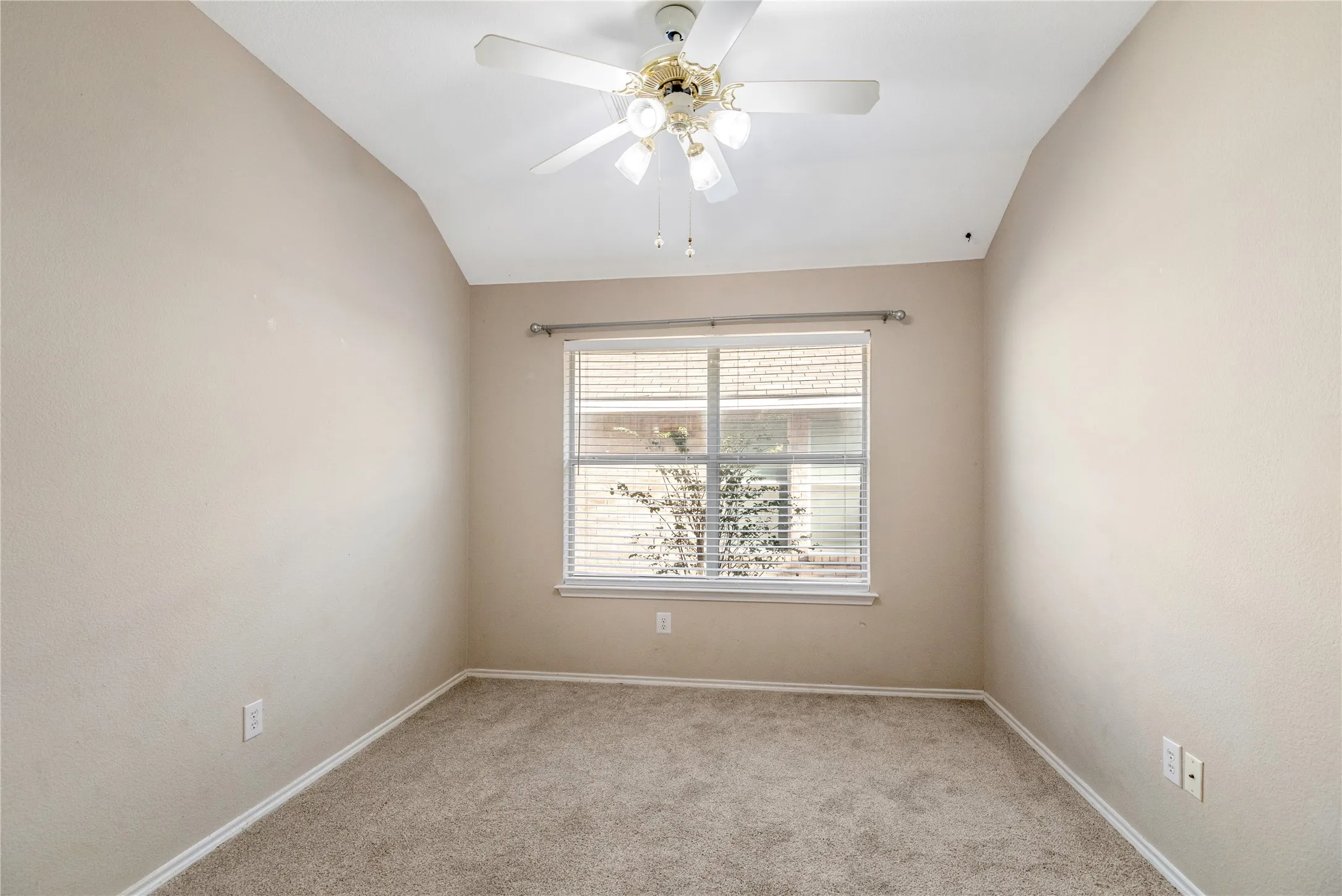 Single Family Residence For Rent in Tarrant County , 13232 Harvest Ridge Road, Fort Worth, Texas 76244, 3 Bedroom, 2 Bathroom, 2 Garage spaces, 1,911 Sqft, built in 2002, mls#21404127, Real Estate Agent in Fort Worth, Homes For Rent in Tarrant county, Homes For Rent in Fort Worth, Realtor in Fort Worth Texas, Real Estate Brokerage Independent Realty Texas, Luminita Cordes Realtor