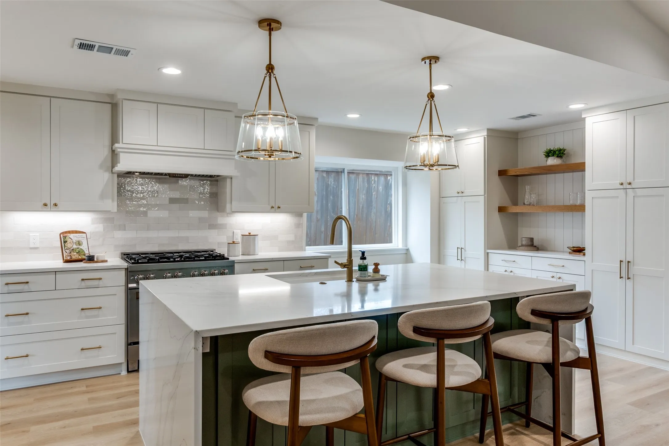 Single Family Residence For Rent in Dallas County , 9406 Arborhill Drive, Dallas, Texas 75243, 3 Bedroom, 3 Bathroom, 2 Garage spaces, 2,903 Sqft, built in 1970, mls#21407166, Real Estate Agent in Dallas, Homes For Rent in Dallas county, Homes For Rent in Dallas, Realtor in Dallas Texas, Real Estate Brokerage Independent Realty Texas, Luminita Cordes Realtor