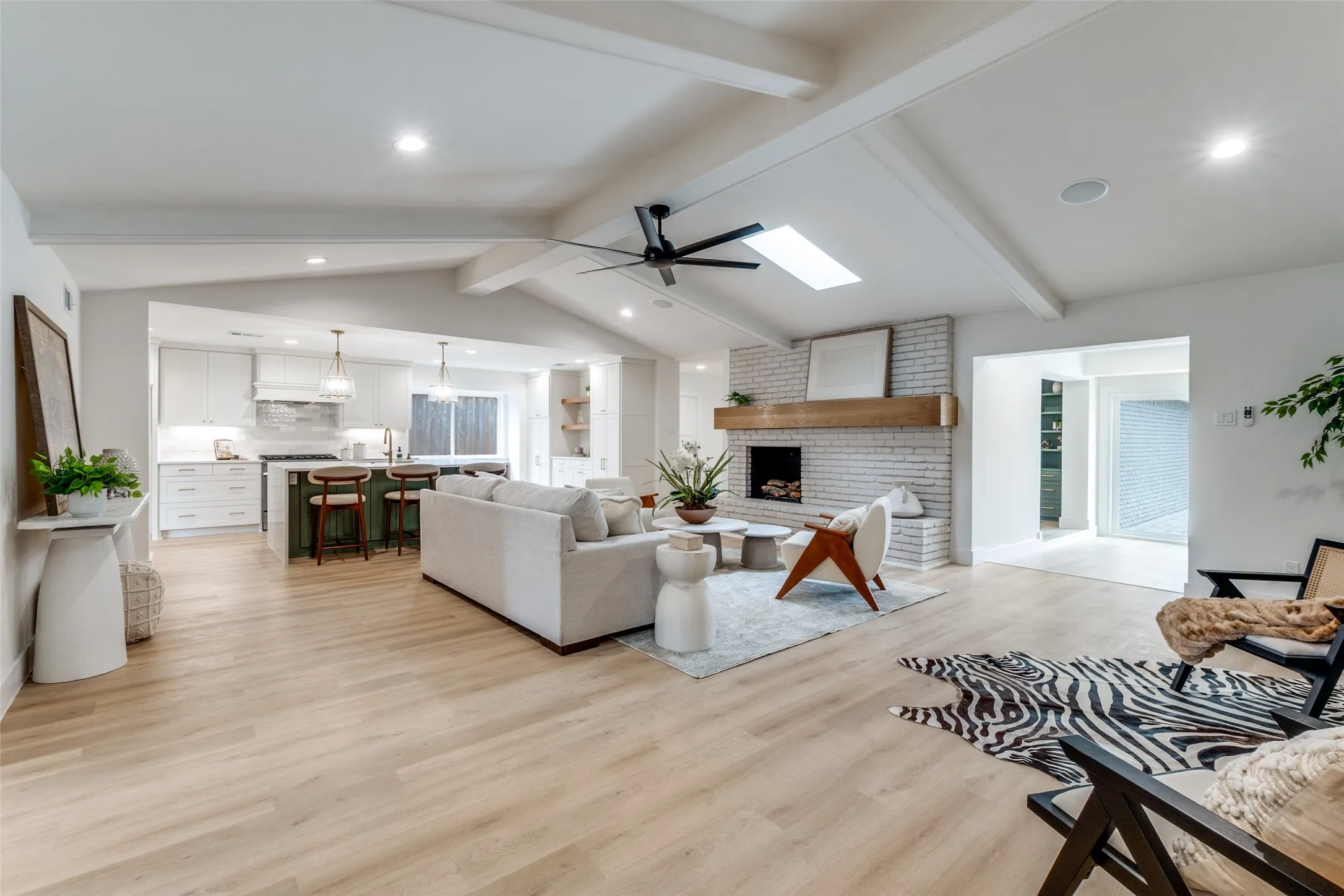 Single Family Residence For Rent in Dallas County , 9406 Arborhill Drive, Dallas, Texas 75243, 3 Bedroom, 3 Bathroom, 2 Garage spaces, 2,903 Sqft, built in 1970, mls#21407166, Real Estate Agent in Dallas, Homes For Rent in Dallas county, Homes For Rent in Dallas, Realtor in Dallas Texas, Real Estate Brokerage Independent Realty Texas, Luminita Cordes Realtor
