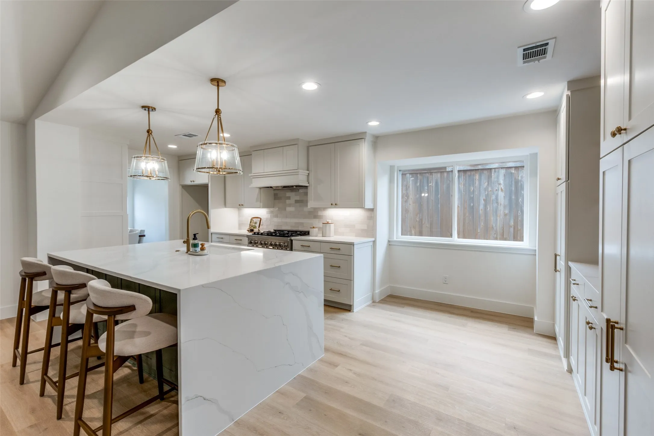 Single Family Residence For Rent in Dallas County , 9406 Arborhill Drive, Dallas, Texas 75243, 3 Bedroom, 3 Bathroom, 2 Garage spaces, 2,903 Sqft, built in 1970, mls#21407166, Real Estate Agent in Dallas, Homes For Rent in Dallas county, Homes For Rent in Dallas, Realtor in Dallas Texas, Real Estate Brokerage Independent Realty Texas, Luminita Cordes Realtor