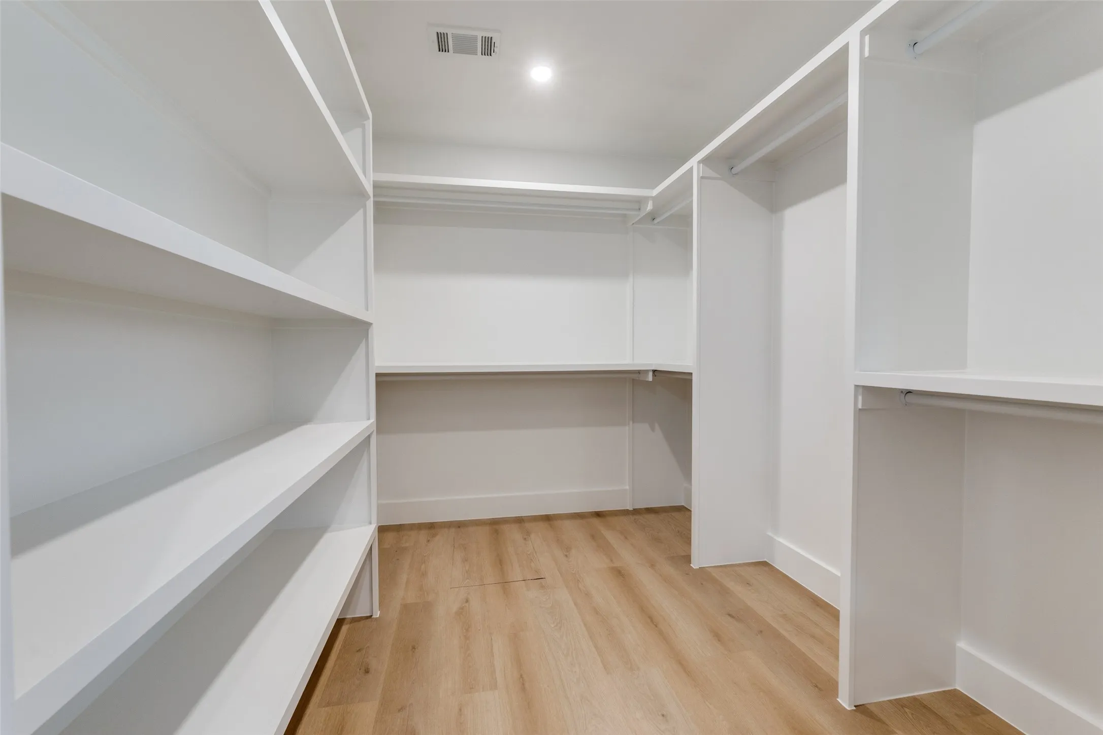Single Family Residence For Rent in Dallas County , 9406 Arborhill Drive, Dallas, Texas 75243, 3 Bedroom, 3 Bathroom, 2 Garage spaces, 2,903 Sqft, built in 1970, mls#21407166, Real Estate Agent in Dallas, Homes For Rent in Dallas county, Homes For Rent in Dallas, Realtor in Dallas Texas, Real Estate Brokerage Independent Realty Texas, Luminita Cordes Realtor