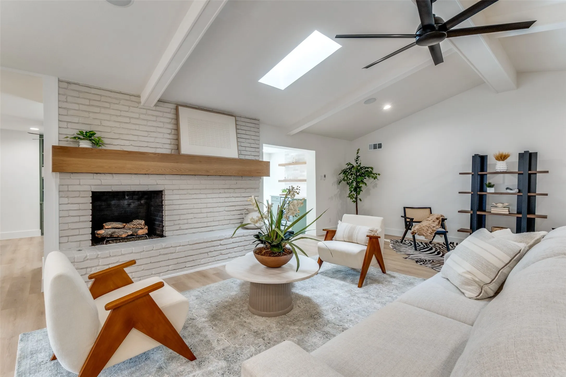 Single Family Residence For Rent in Dallas County , 9406 Arborhill Drive, Dallas, Texas 75243, 3 Bedroom, 3 Bathroom, 2 Garage spaces, 2,903 Sqft, built in 1970, mls#21407166, Real Estate Agent in Dallas, Homes For Rent in Dallas county, Homes For Rent in Dallas, Realtor in Dallas Texas, Real Estate Brokerage Independent Realty Texas, Luminita Cordes Realtor