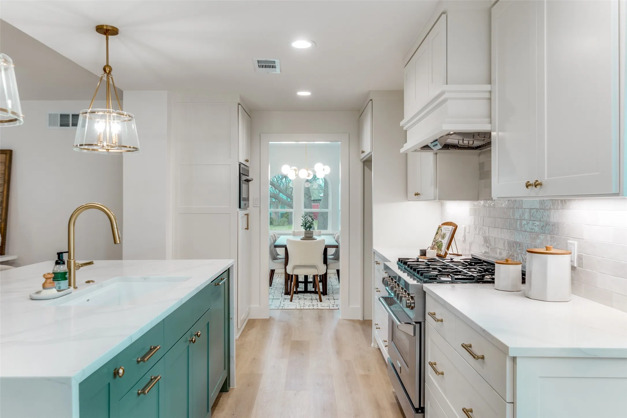 Single Family Residence For Rent in Dallas County , 9406 Arborhill Drive, Dallas, Texas 75243, 3 Bedroom, 3 Bathroom, 2 Garage spaces, 2,903 Sqft, built in 1970, mls#21407166, Real Estate Agent in Dallas, Homes For Rent in Dallas county, Homes For Rent in Dallas, Realtor in Dallas Texas, Real Estate Brokerage Independent Realty Texas, Luminita Cordes Realtor