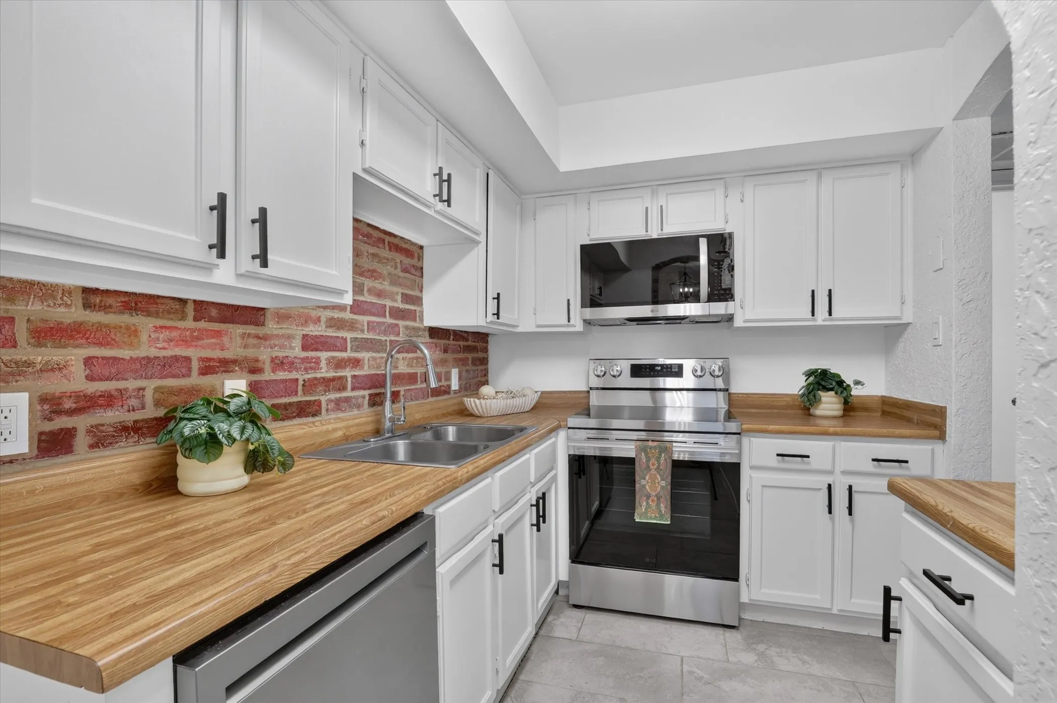 Condominium For Sale in Tarrant County , 2301 Basil Drive F108, Arlington, Texas 76006, 2 Bedroom, 1 Bathroom, Garage spaces, 794 Sqft, built in 1981, mls#21406897, Real Estate Agent in Arlington, Homes For Sale in Tarrant county, Homes For Sale in Arlington, Realtor in Arlington Texas, Real Estate Brokerage Independent Realty Texas, Luminita Cordes Realtor