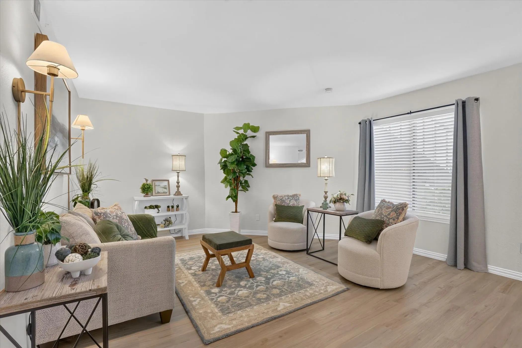 Condominium For Sale in Tarrant County , 2301 Basil Drive F108, Arlington, Texas 76006, 2 Bedroom, 1 Bathroom, Garage spaces, 794 Sqft, built in 1981, mls#21406897, Real Estate Agent in Arlington, Homes For Sale in Tarrant county, Homes For Sale in Arlington, Realtor in Arlington Texas, Real Estate Brokerage Independent Realty Texas, Luminita Cordes Realtor