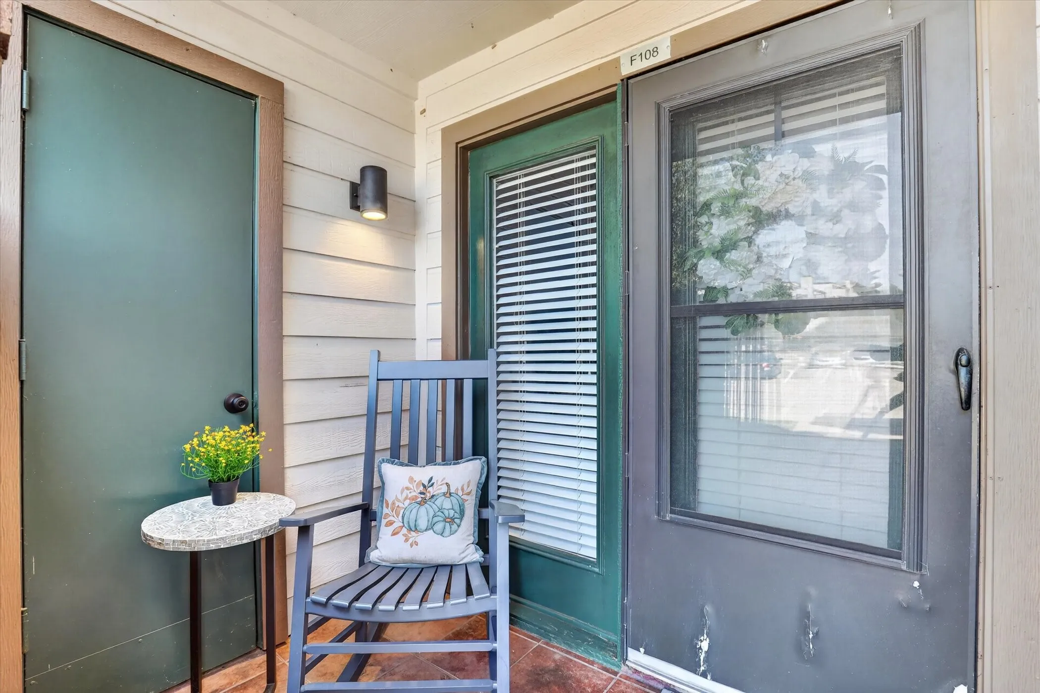 Condominium For Sale in Tarrant County , 2301 Basil Drive F108, Arlington, Texas 76006, 2 Bedroom, 1 Bathroom, Garage spaces, 794 Sqft, built in 1981, mls#21406897, Real Estate Agent in Arlington, Homes For Sale in Tarrant county, Homes For Sale in Arlington, Realtor in Arlington Texas, Real Estate Brokerage Independent Realty Texas, Luminita Cordes Realtor