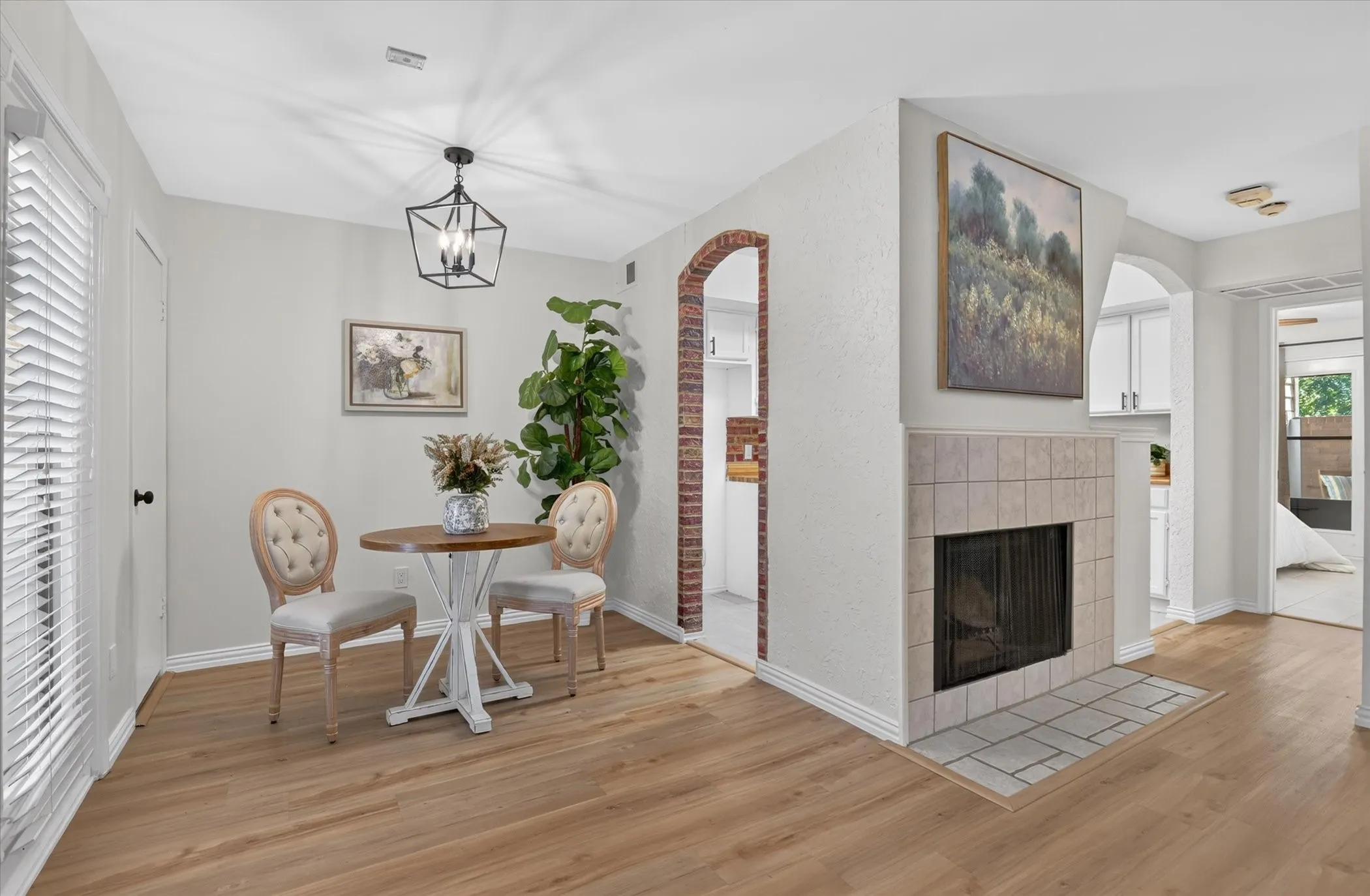 Condominium For Sale in Tarrant County , 2301 Basil Drive F108, Arlington, Texas 76006, 2 Bedroom, 1 Bathroom, Garage spaces, 794 Sqft, built in 1981, mls#21406897, Real Estate Agent in Arlington, Homes For Sale in Tarrant county, Homes For Sale in Arlington, Realtor in Arlington Texas, Real Estate Brokerage Independent Realty Texas, Luminita Cordes Realtor