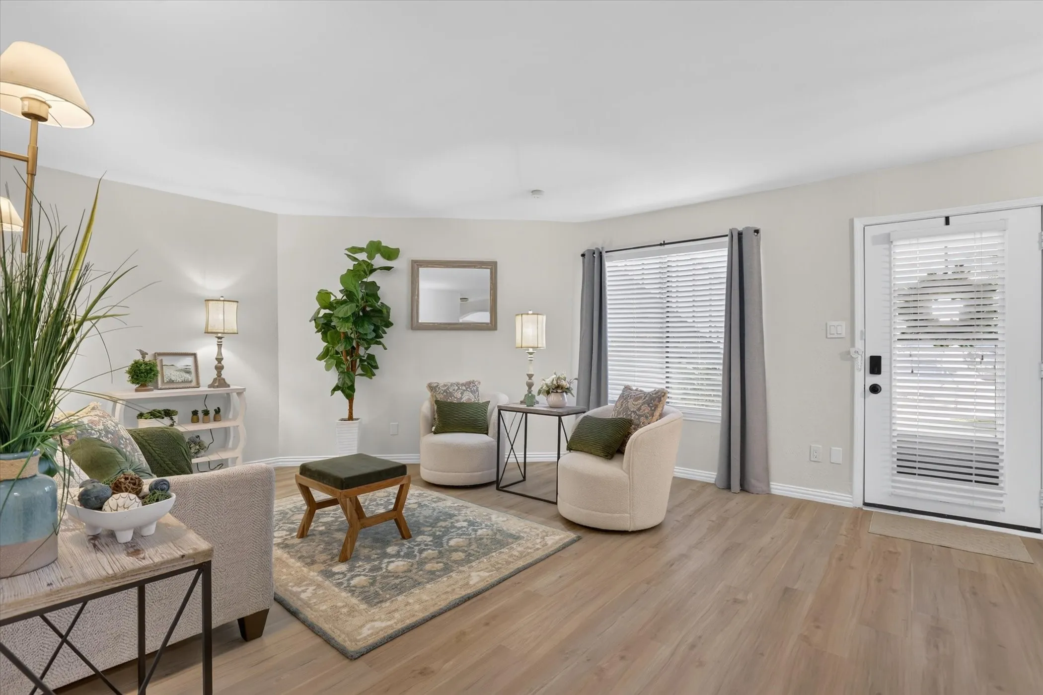 Condominium For Sale in Tarrant County , 2301 Basil Drive F108, Arlington, Texas 76006, 2 Bedroom, 1 Bathroom, Garage spaces, 794 Sqft, built in 1981, mls#21406897, Real Estate Agent in Arlington, Homes For Sale in Tarrant county, Homes For Sale in Arlington, Realtor in Arlington Texas, Real Estate Brokerage Independent Realty Texas, Luminita Cordes Realtor