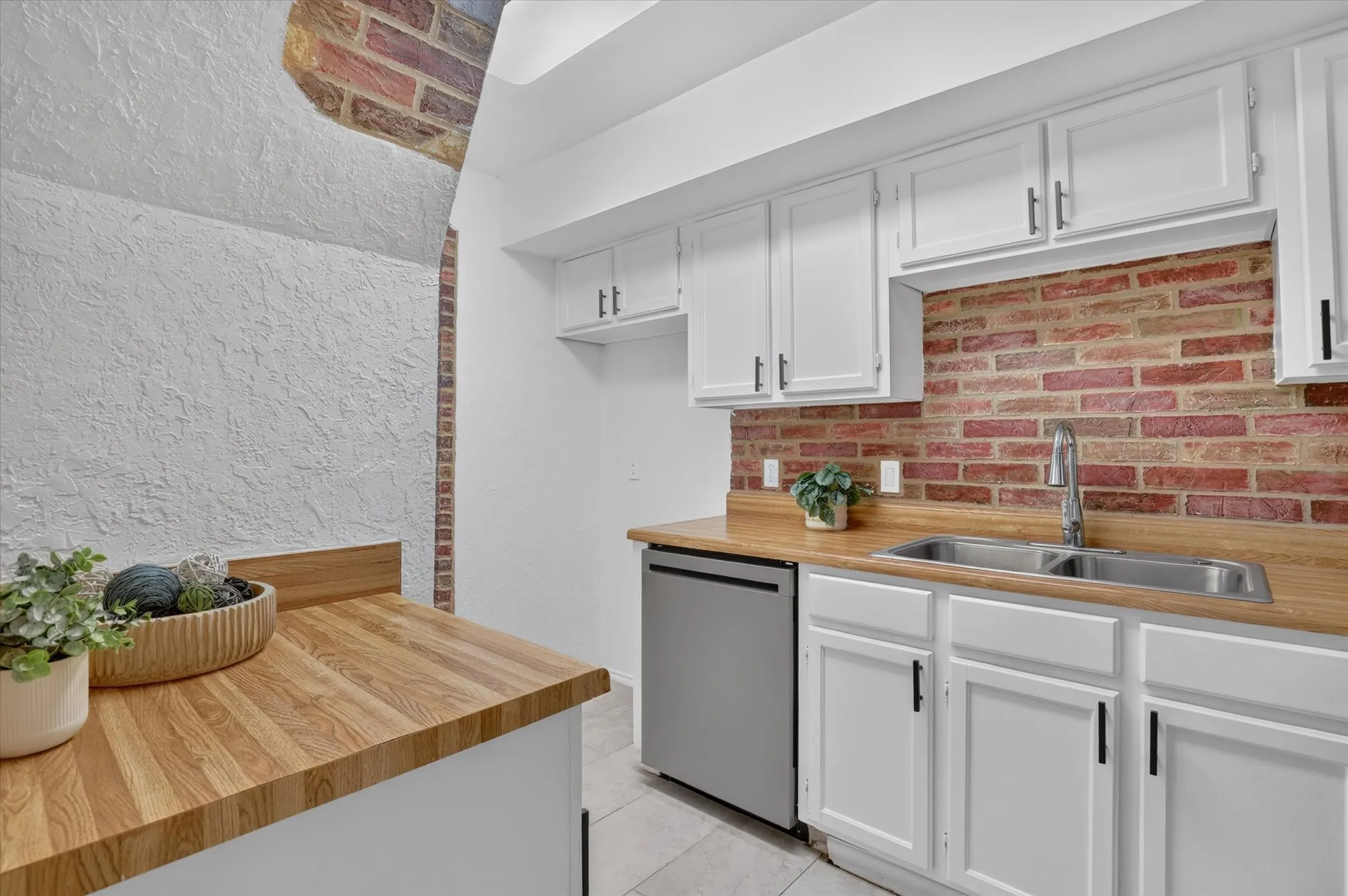 Condominium For Sale in Tarrant County , 2301 Basil Drive F108, Arlington, Texas 76006, 2 Bedroom, 1 Bathroom, Garage spaces, 794 Sqft, built in 1981, mls#21406897, Real Estate Agent in Arlington, Homes For Sale in Tarrant county, Homes For Sale in Arlington, Realtor in Arlington Texas, Real Estate Brokerage Independent Realty Texas, Luminita Cordes Realtor