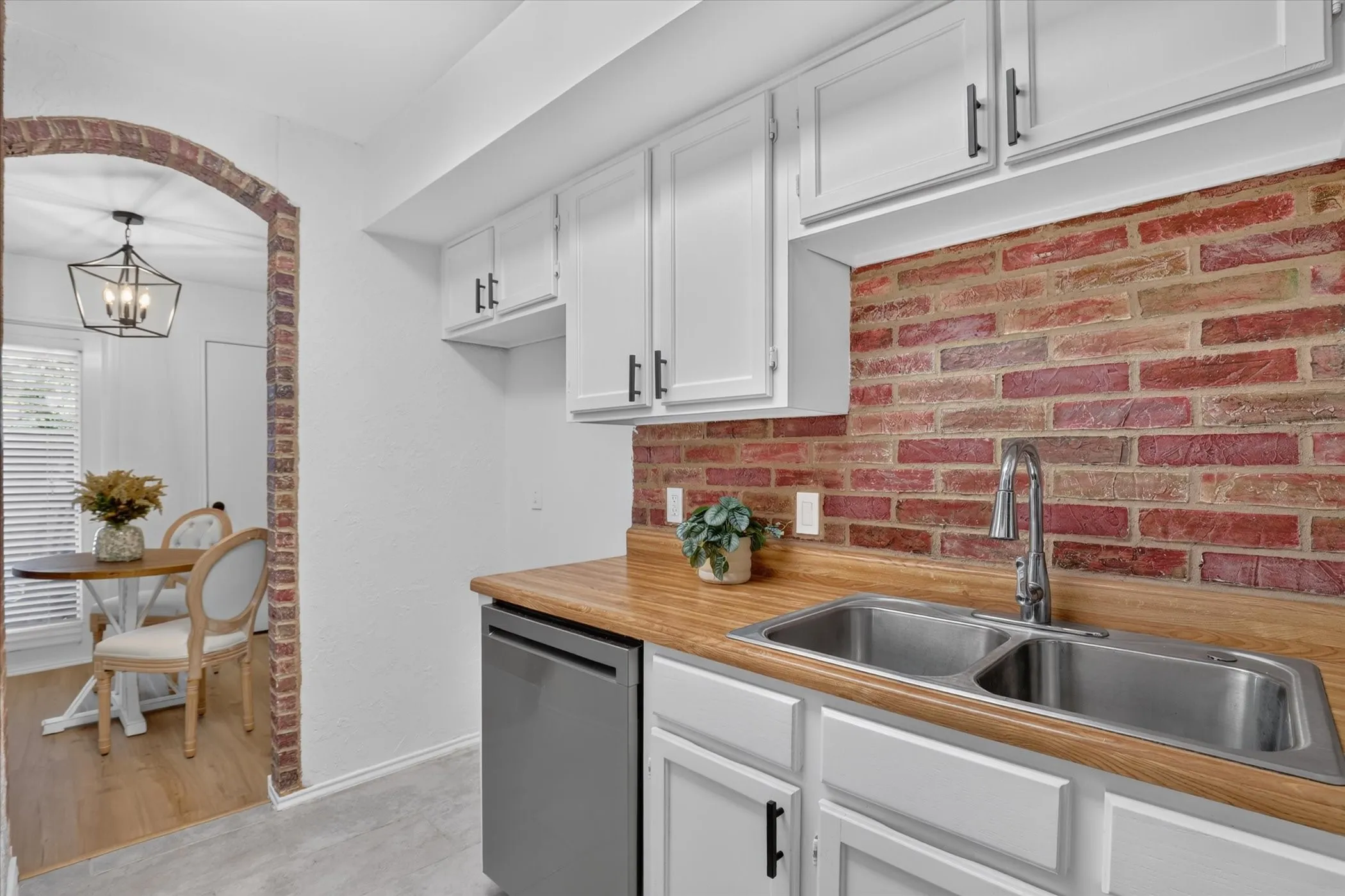 Condominium For Sale in Tarrant County , 2301 Basil Drive F108, Arlington, Texas 76006, 2 Bedroom, 1 Bathroom, Garage spaces, 794 Sqft, built in 1981, mls#21406897, Real Estate Agent in Arlington, Homes For Sale in Tarrant county, Homes For Sale in Arlington, Realtor in Arlington Texas, Real Estate Brokerage Independent Realty Texas, Luminita Cordes Realtor
