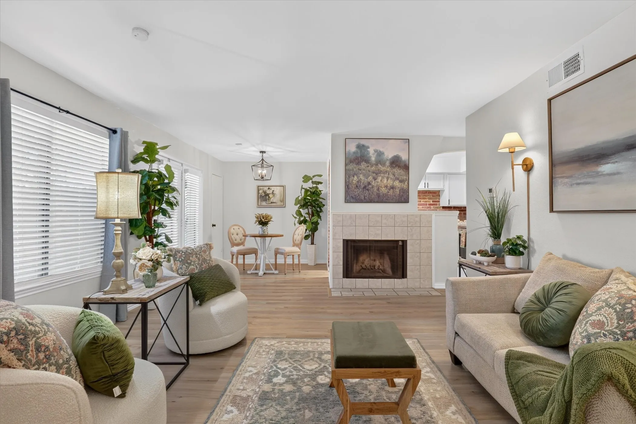 Condominium For Sale in Tarrant County , 2301 Basil Drive F108, Arlington, Texas 76006, 2 Bedroom, 1 Bathroom, Garage spaces, 794 Sqft, built in 1981, mls#21406897, Real Estate Agent in Arlington, Homes For Sale in Tarrant county, Homes For Sale in Arlington, Realtor in Arlington Texas, Real Estate Brokerage Independent Realty Texas, Luminita Cordes Realtor