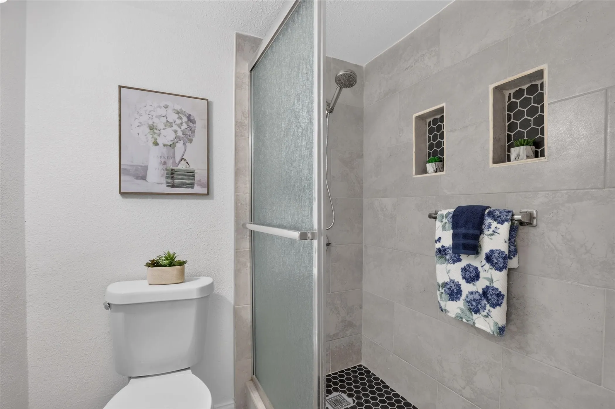 Condominium For Sale in Tarrant County , 2301 Basil Drive F108, Arlington, Texas 76006, 2 Bedroom, 1 Bathroom, Garage spaces, 794 Sqft, built in 1981, mls#21406897, Real Estate Agent in Arlington, Homes For Sale in Tarrant county, Homes For Sale in Arlington, Realtor in Arlington Texas, Real Estate Brokerage Independent Realty Texas, Luminita Cordes Realtor